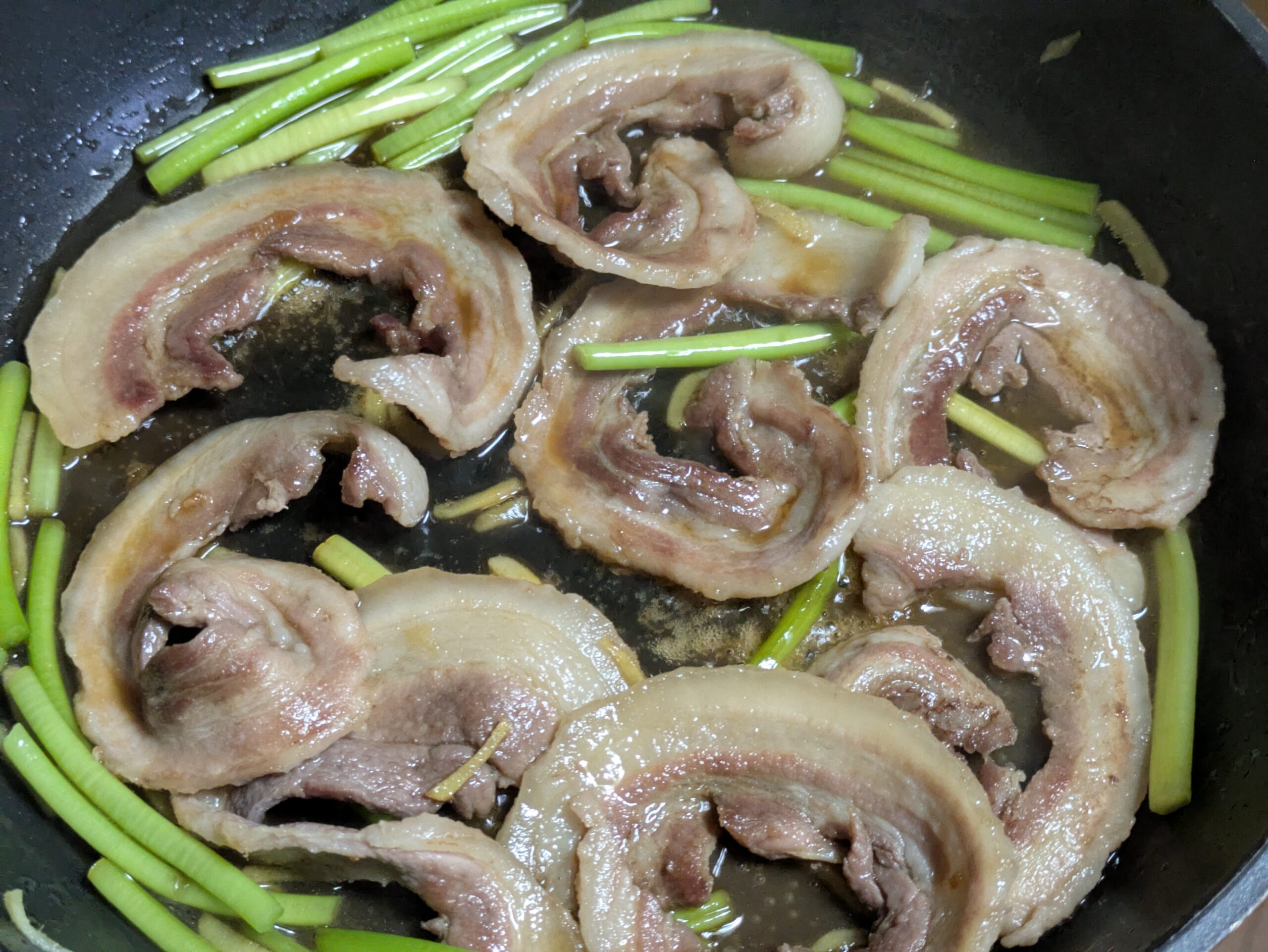 イノシシ肉とサツマイモの茎を甘辛く炒めている様子