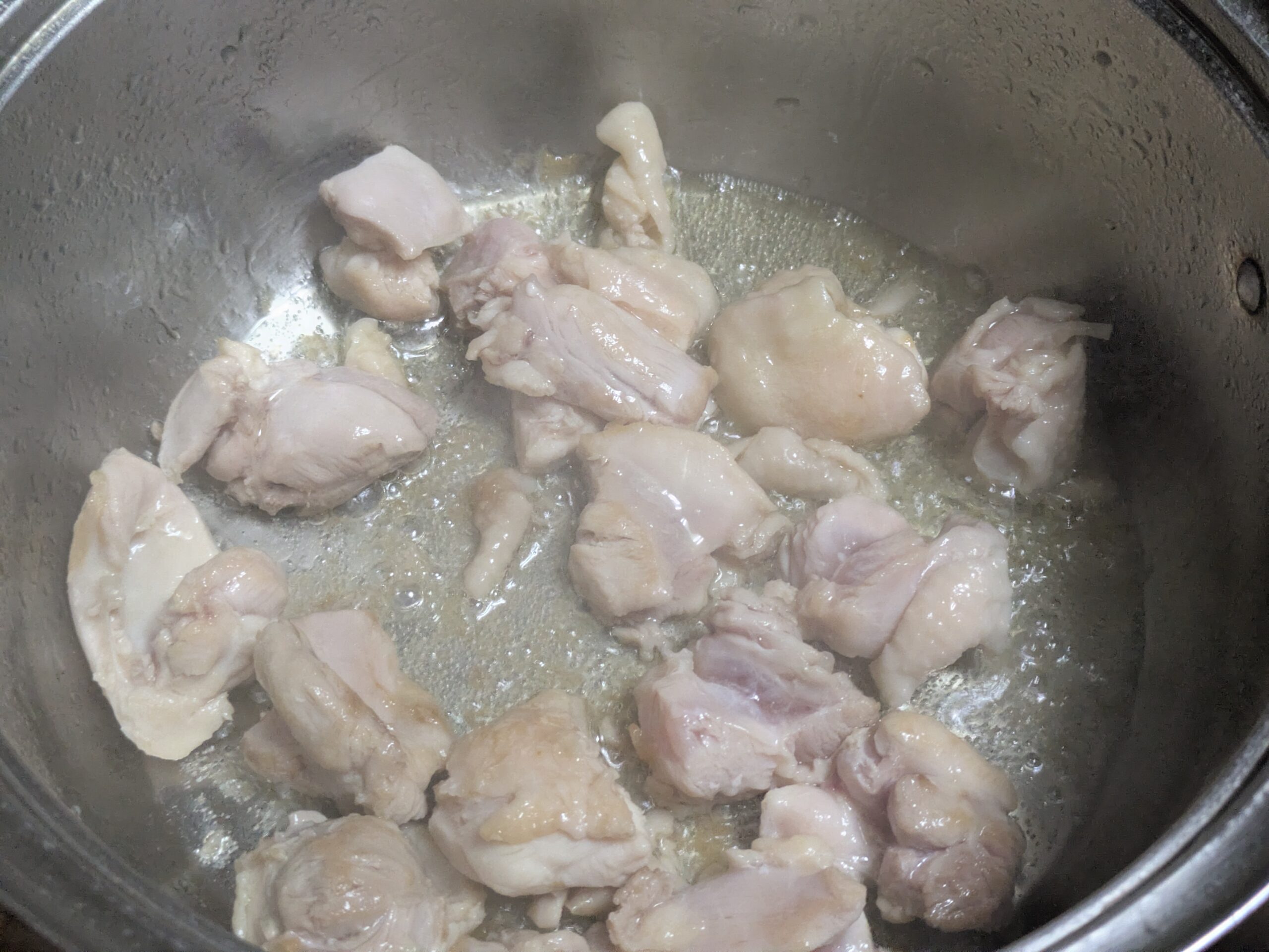 鍋で鶏もも肉を焼いている様子