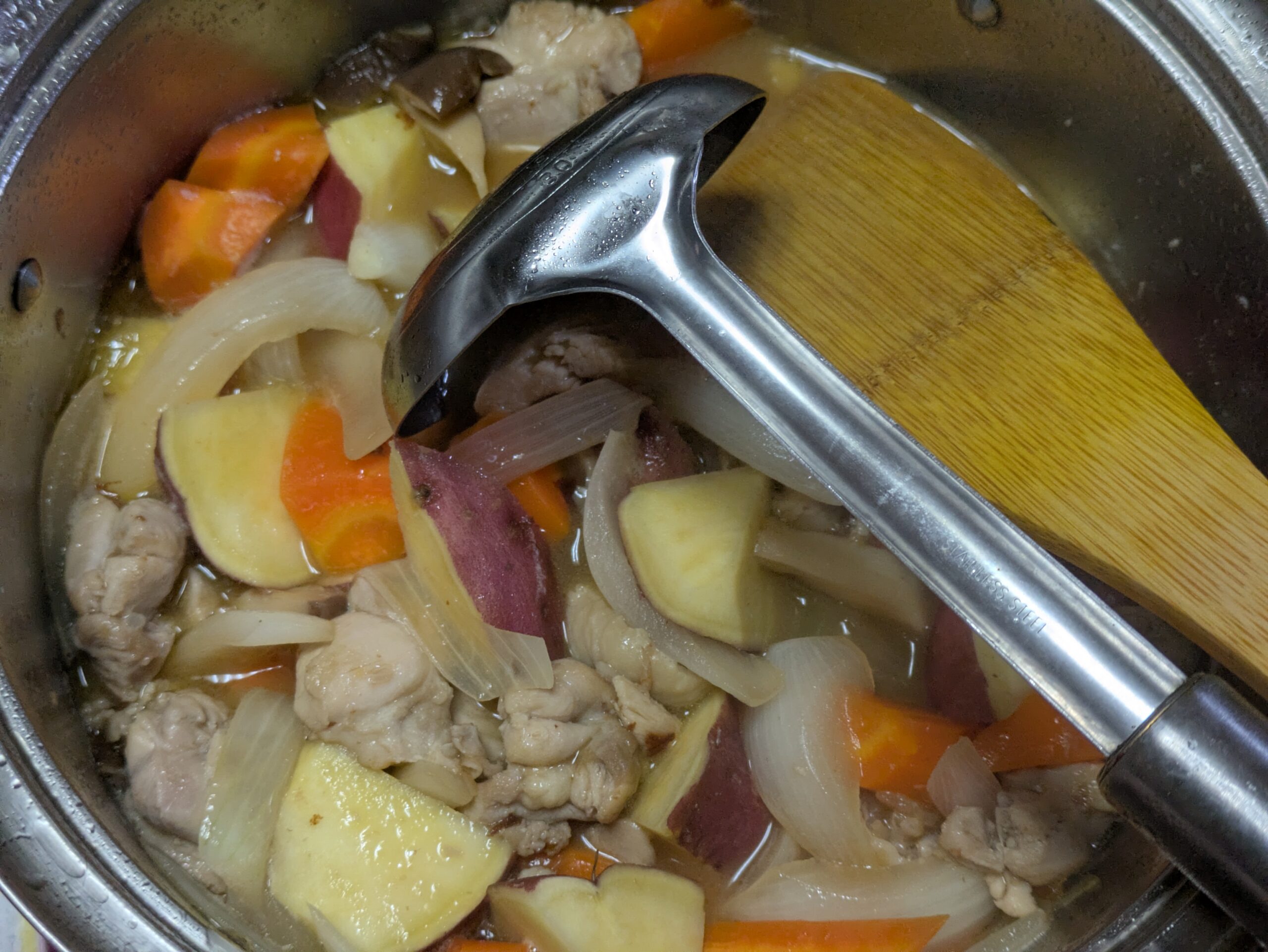 鶏肉と野菜を煮て途中から五郎島金時を加えた様子