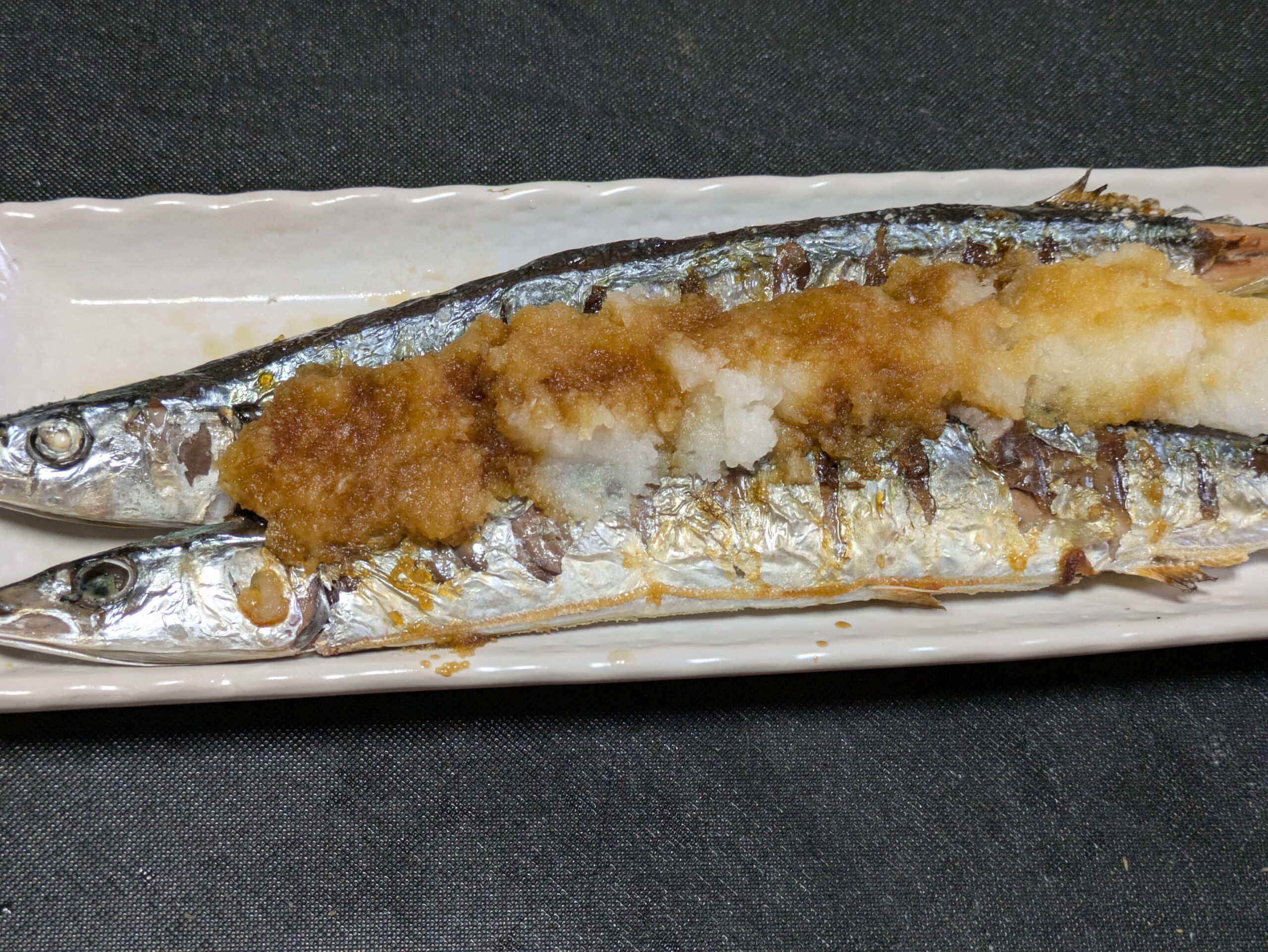 豪快に大根おろしをかけたサンマの塩焼き