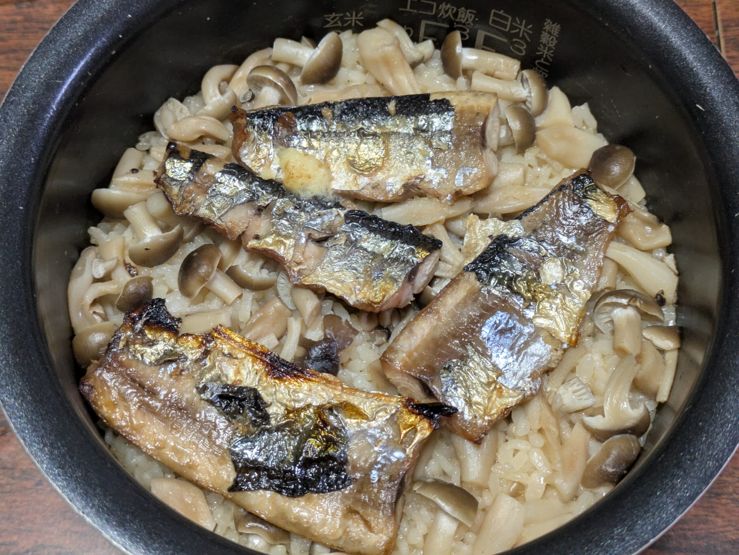 炊き上がったサンマとしめじの炊き込みご飯