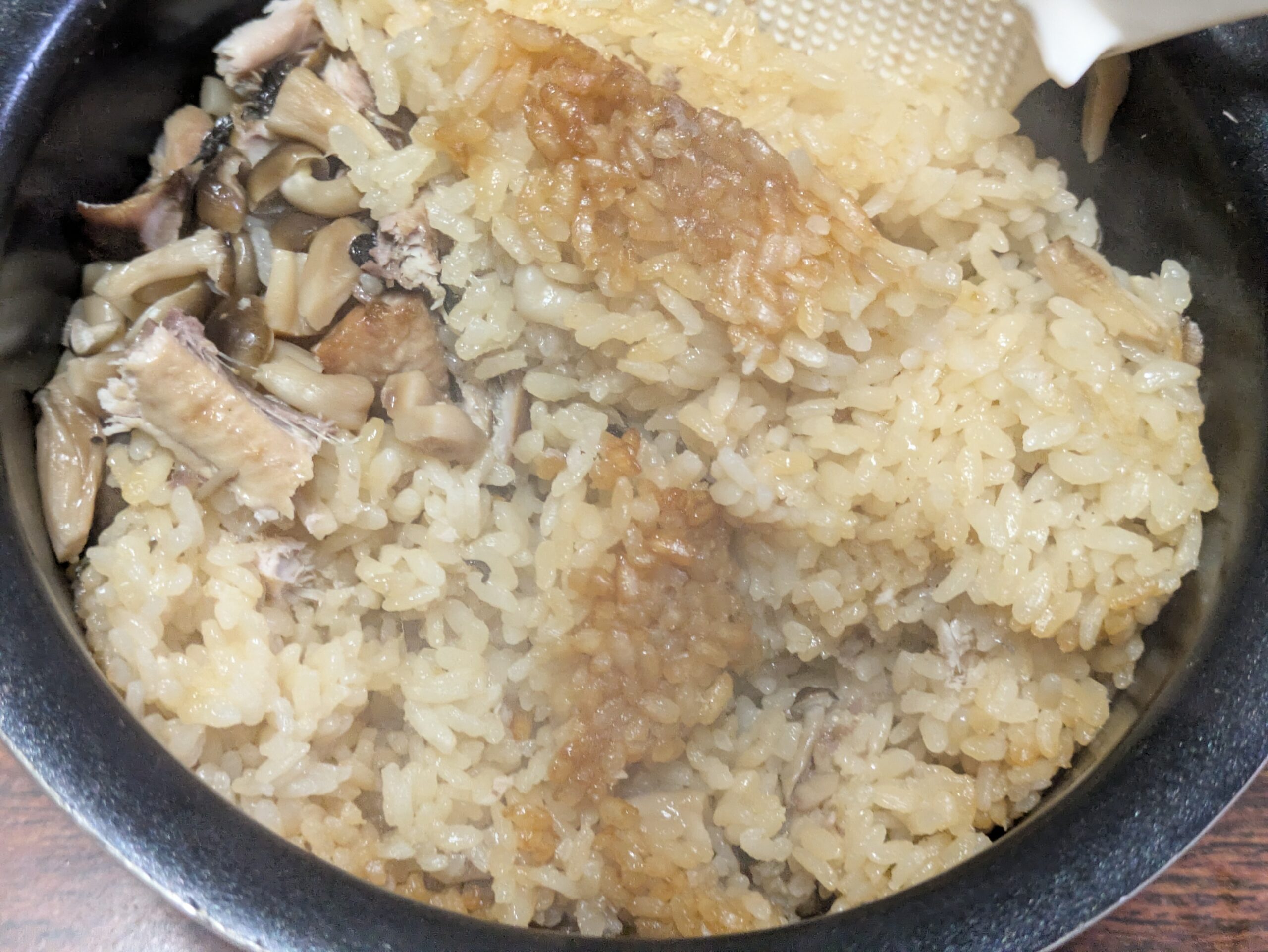 おこげができたサンマとしめじの炊き込みご飯