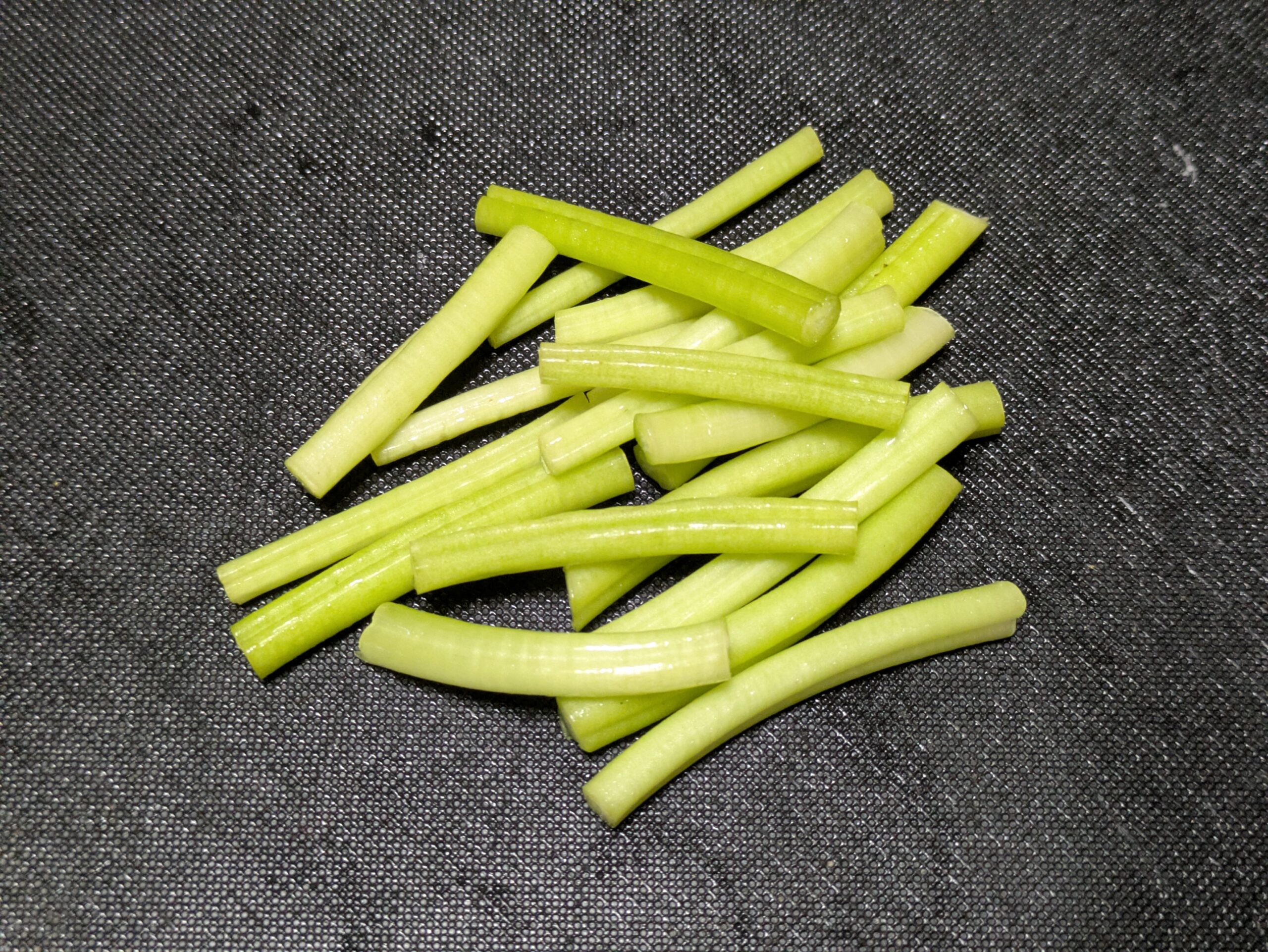 4cmほどに切ったサツマイモの茎