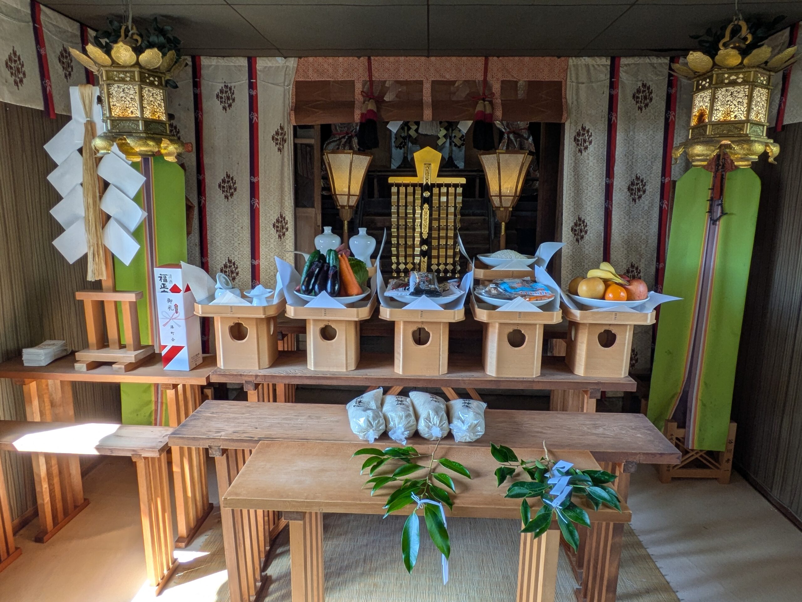 須岐神社の神前と秋祭りのお供え物