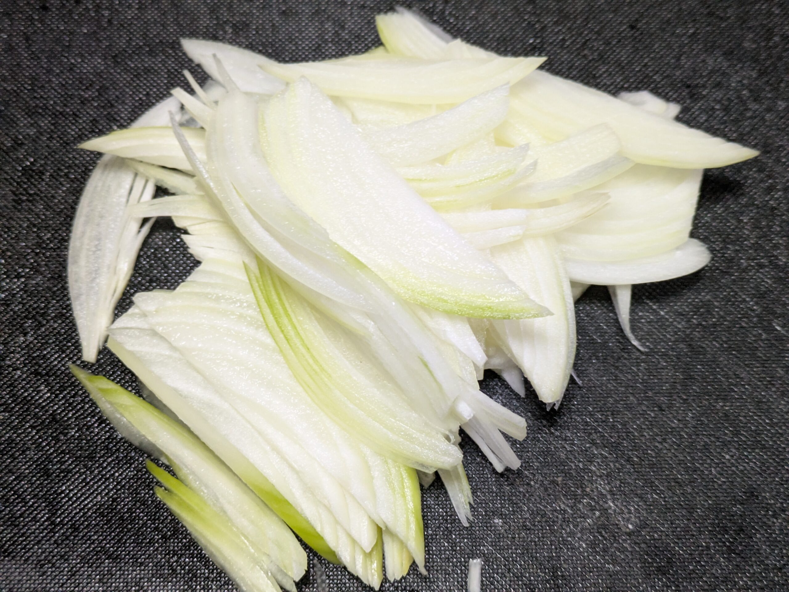薄切りにした玉ねぎ