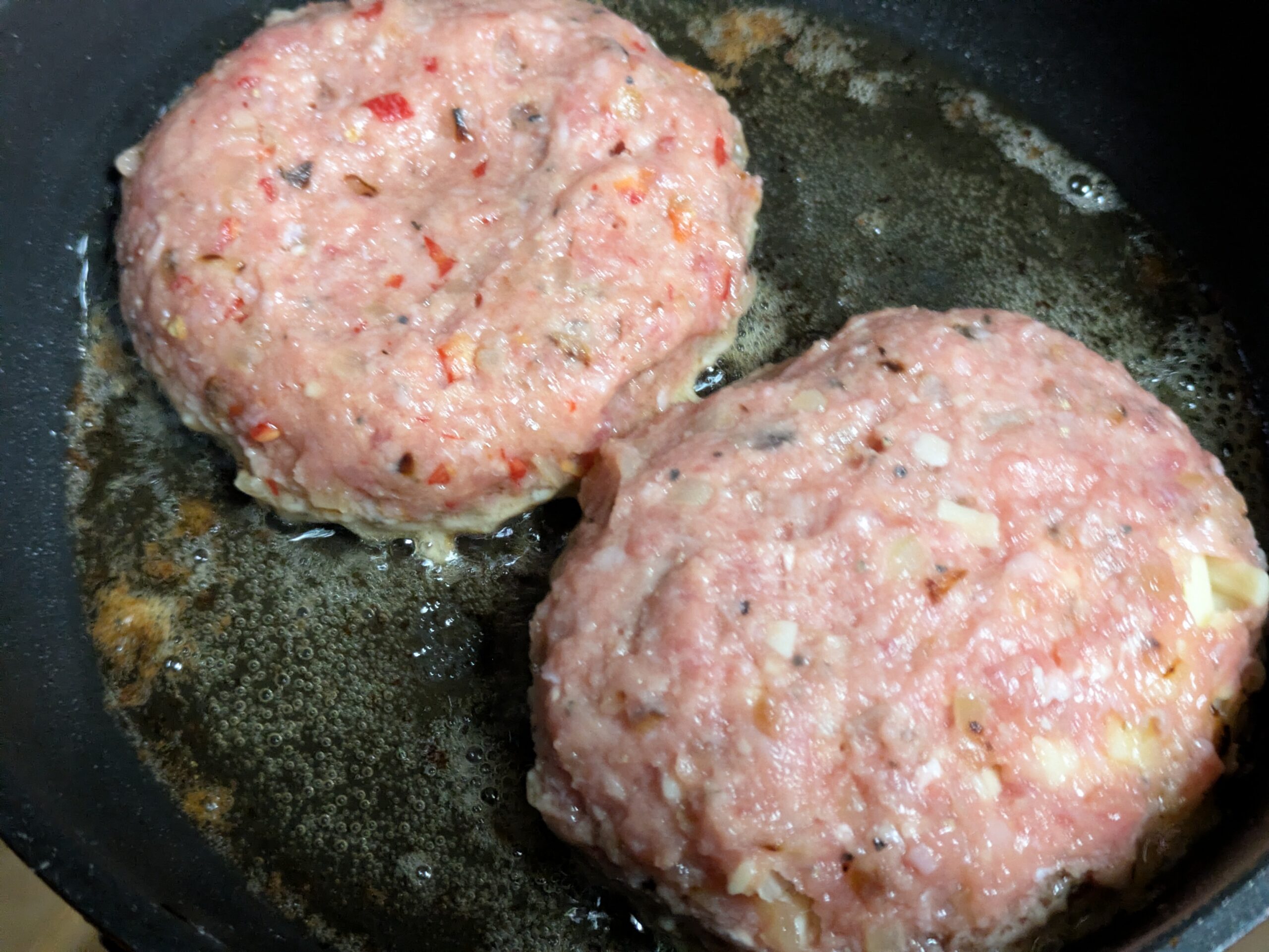 フライパンで焼くハバネロ入りとチーズ入りハンバーグ