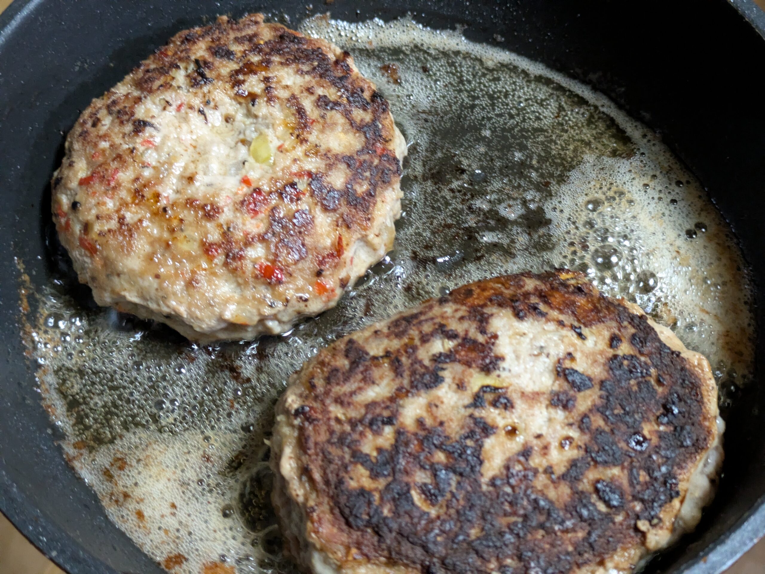 焼き色が付いた2種類のハンバーグ