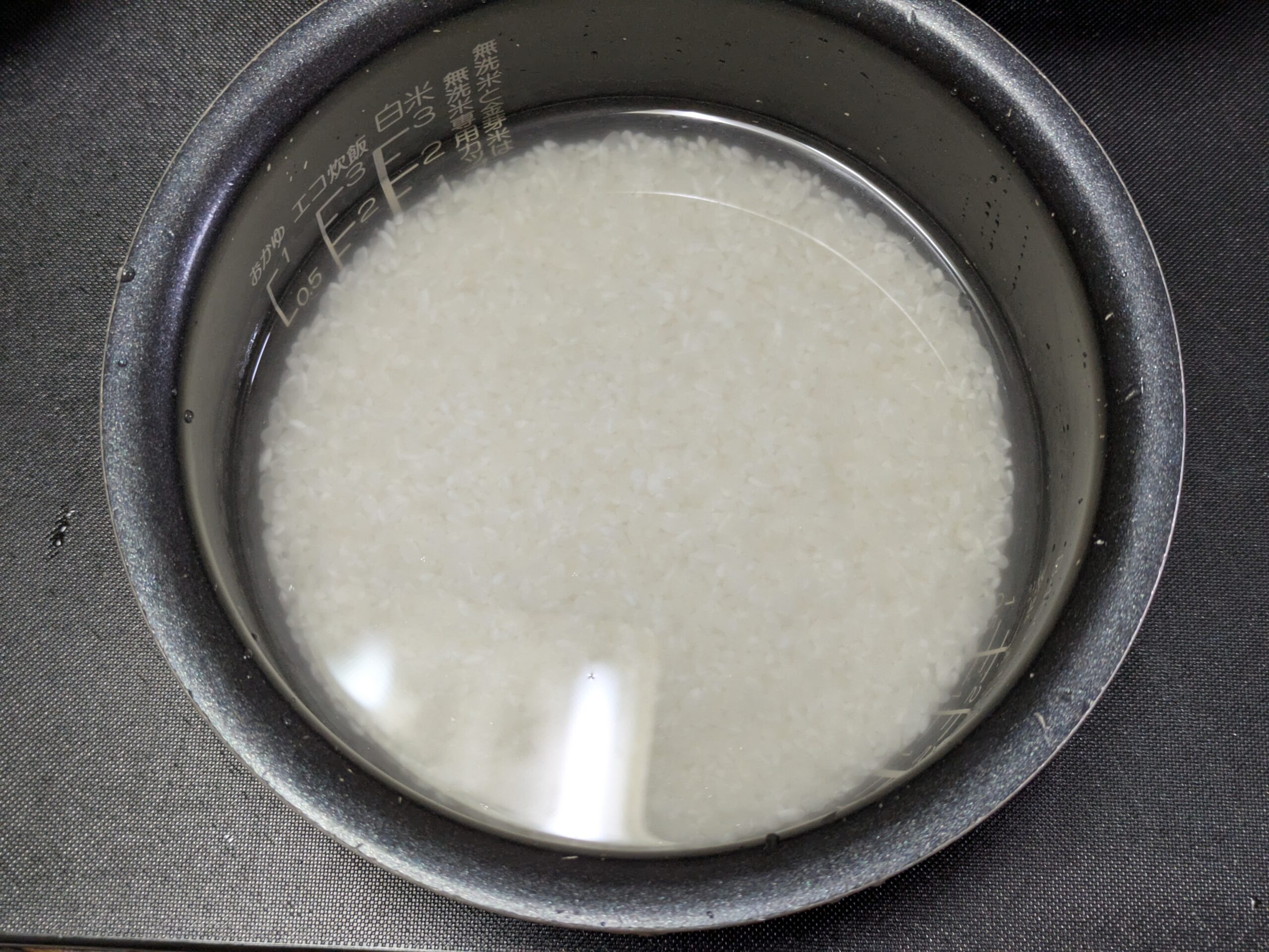 米2合に酒と塩と水を加えた栗ご飯の炊飯準備
