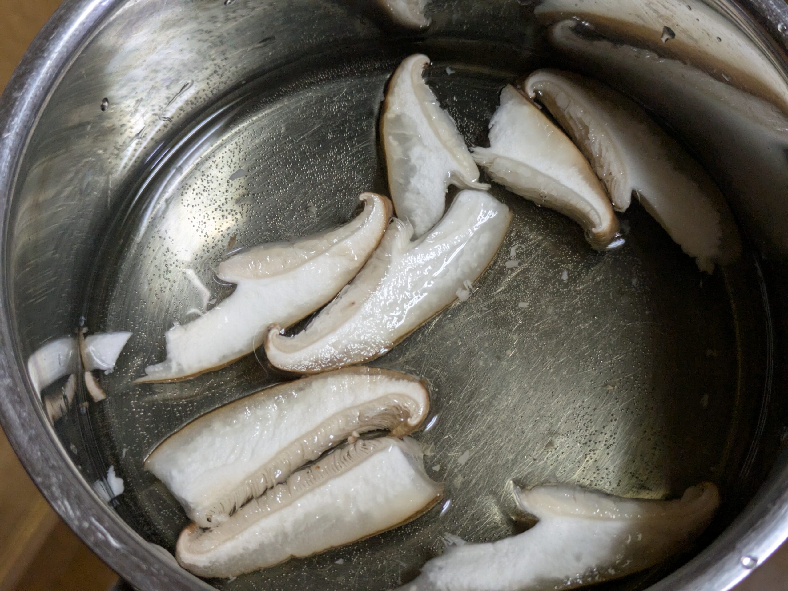銀餡に入れる百万石椎茸を煮る様子