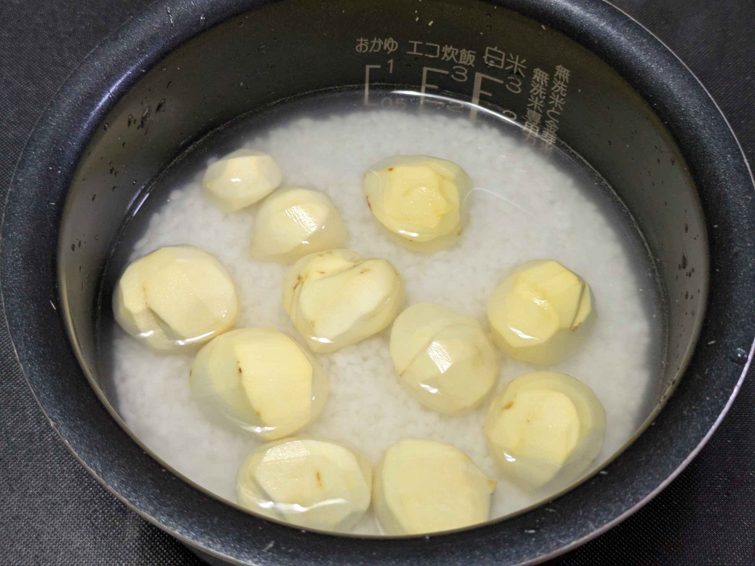 米の上に皮を剥いた栗10個を並べた栗ご飯