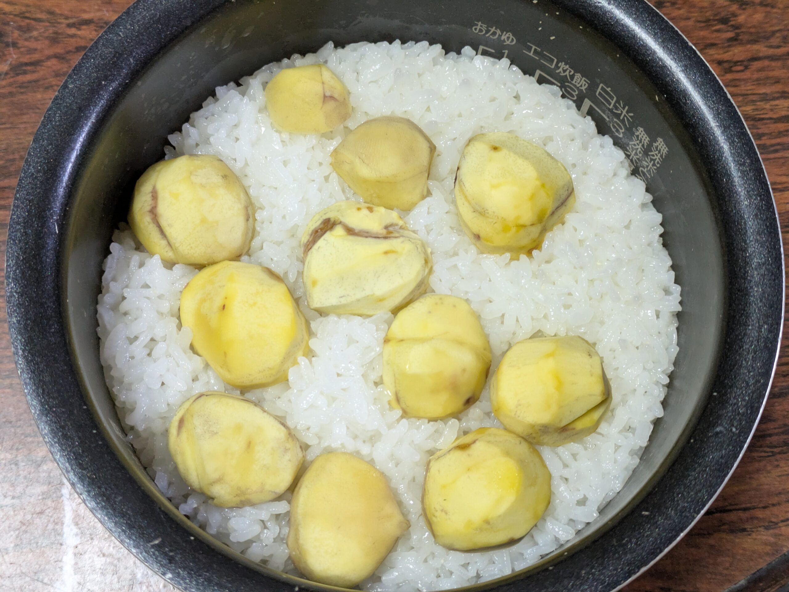 炊き上がったひゃくまん穀の新米と丸ごとの栗