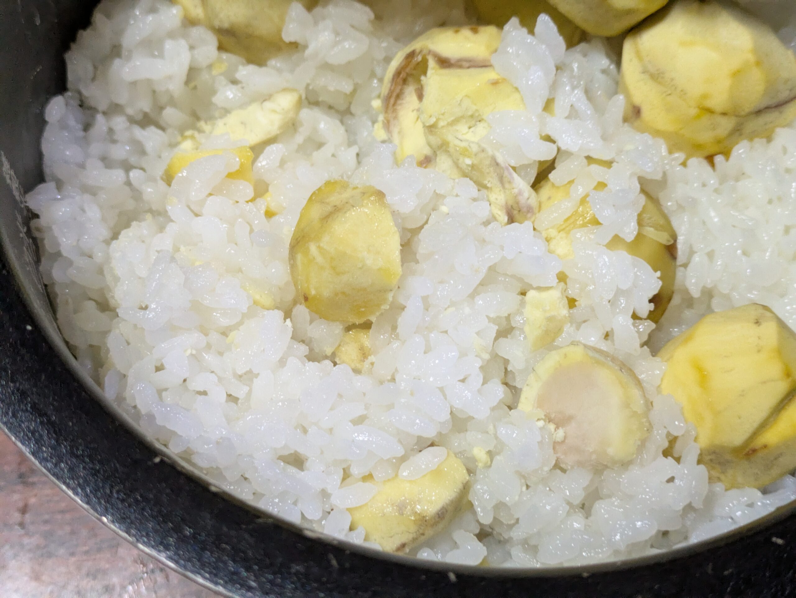 炊き上がった栗を一部崩しながら新米と混ぜた栗ご飯