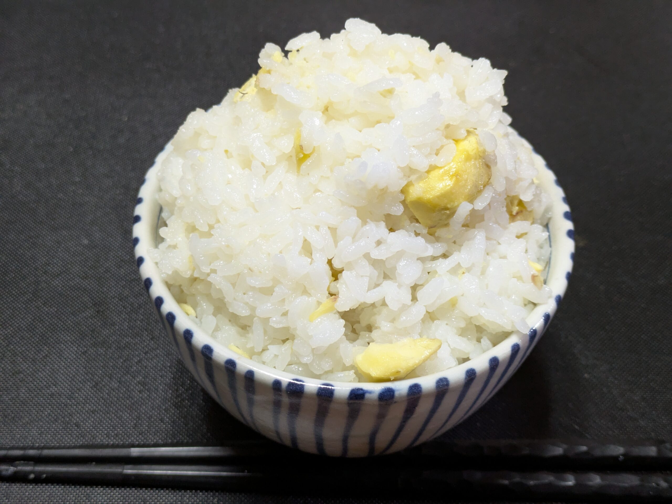 大きな栗が入ったひゃくまん穀の栗ご飯