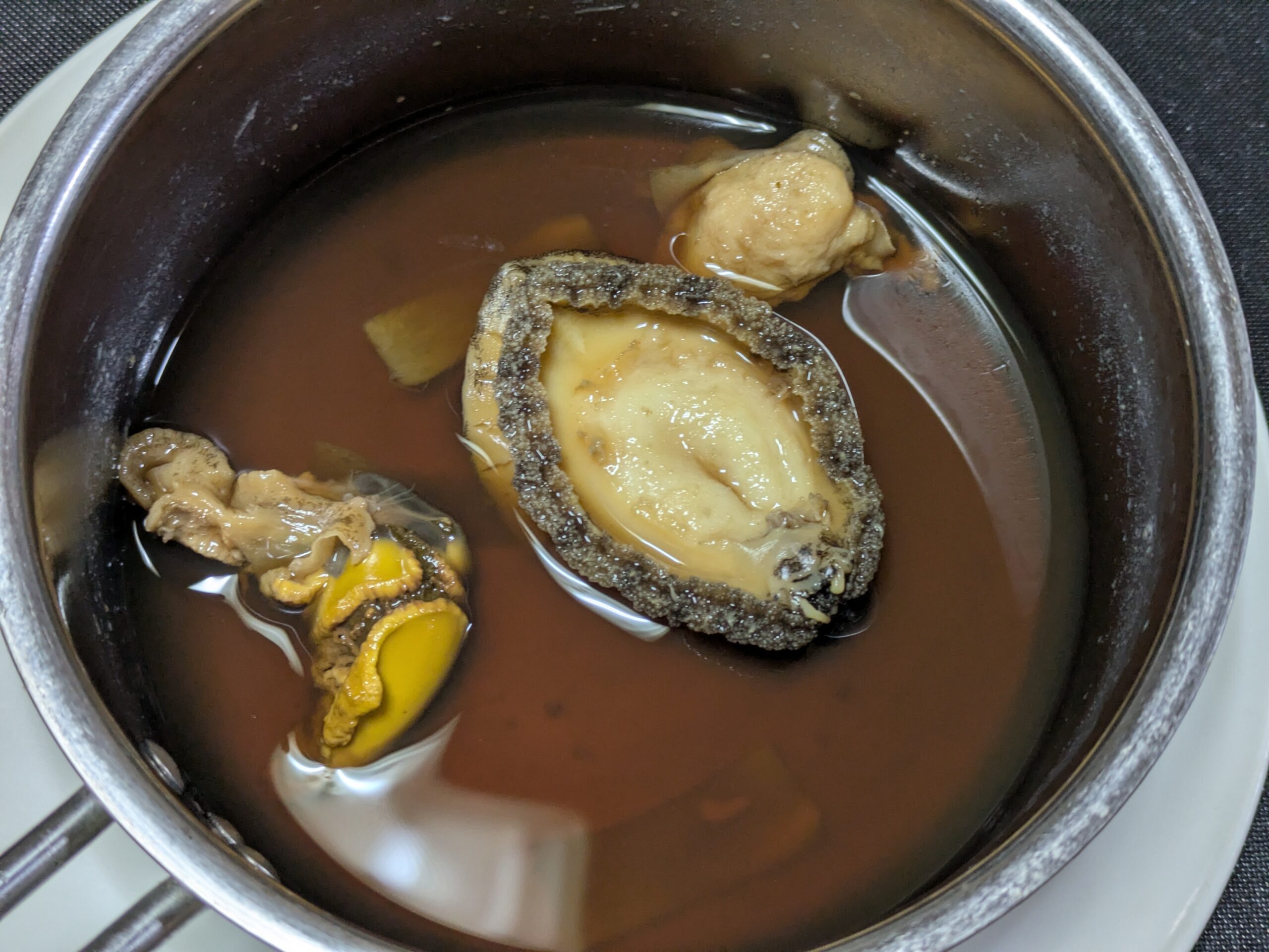 煮汁の中で冷ましたアワビの柔らか煮
