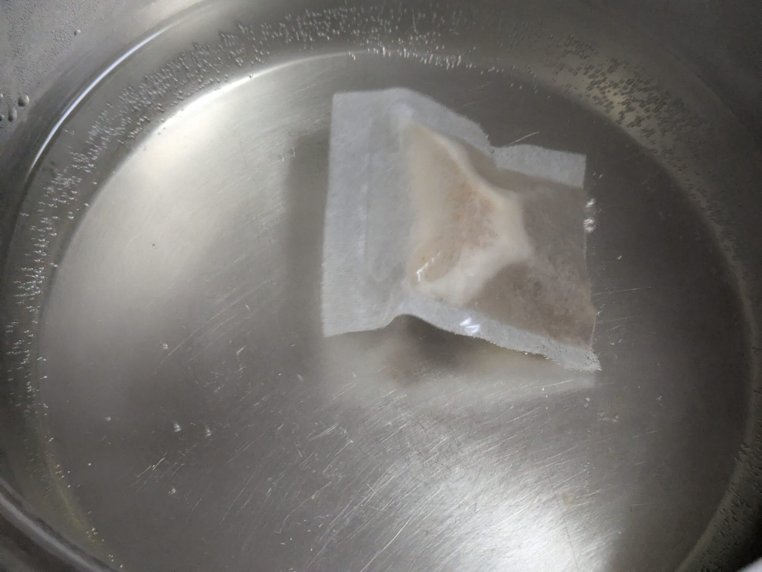 鍋に入れて煮出している神饌のだしパック