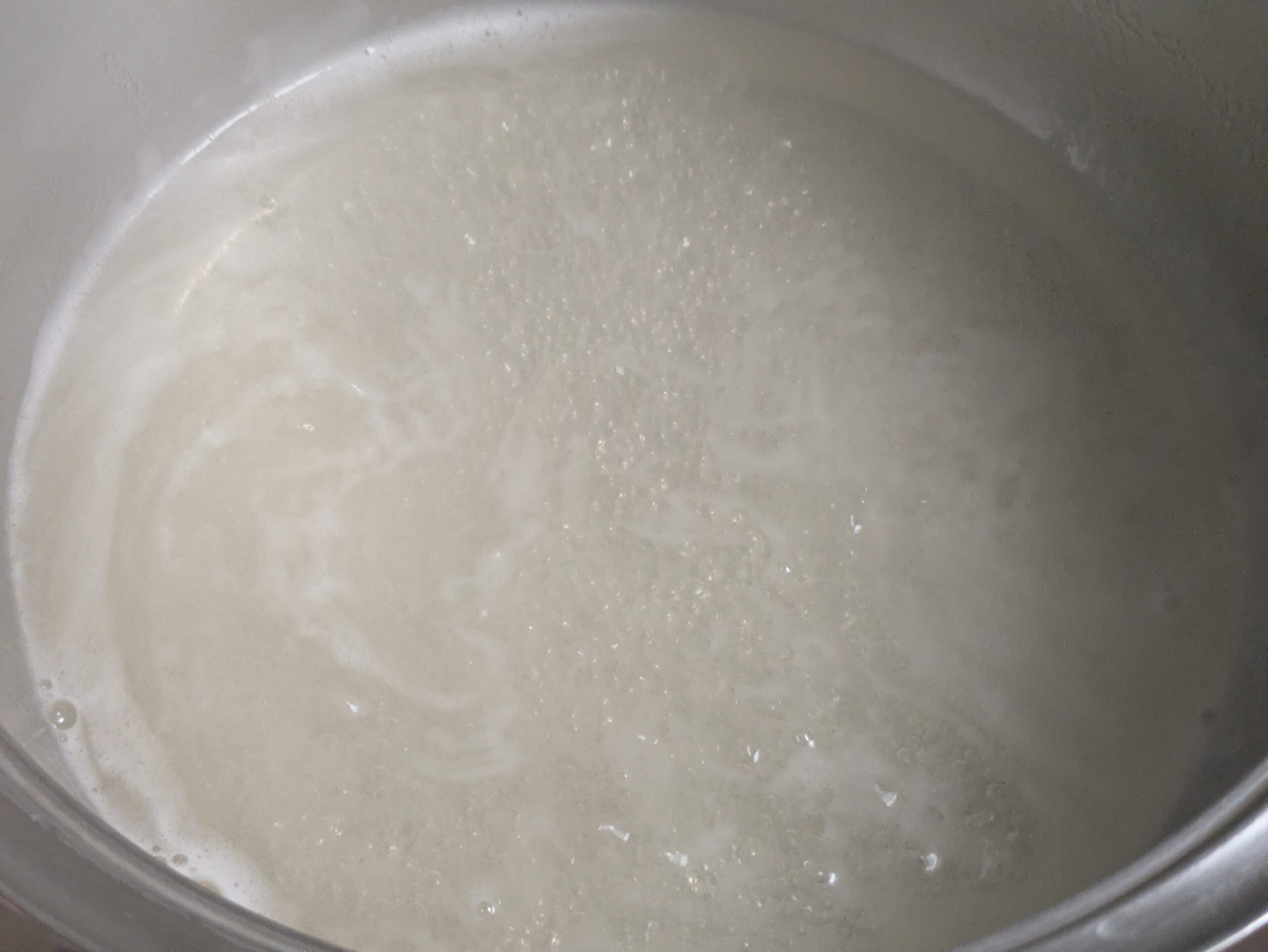 だしに粉寒天を加えて煮溶かしている様子