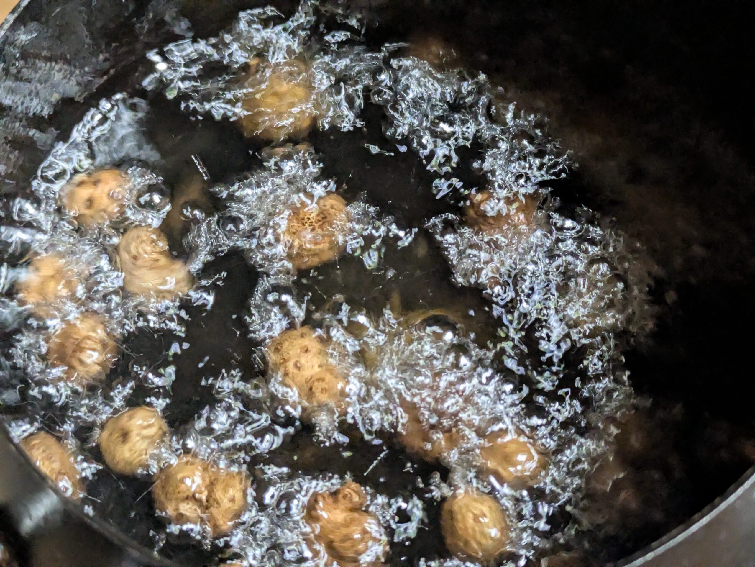 むかごを油で素揚げしているところ