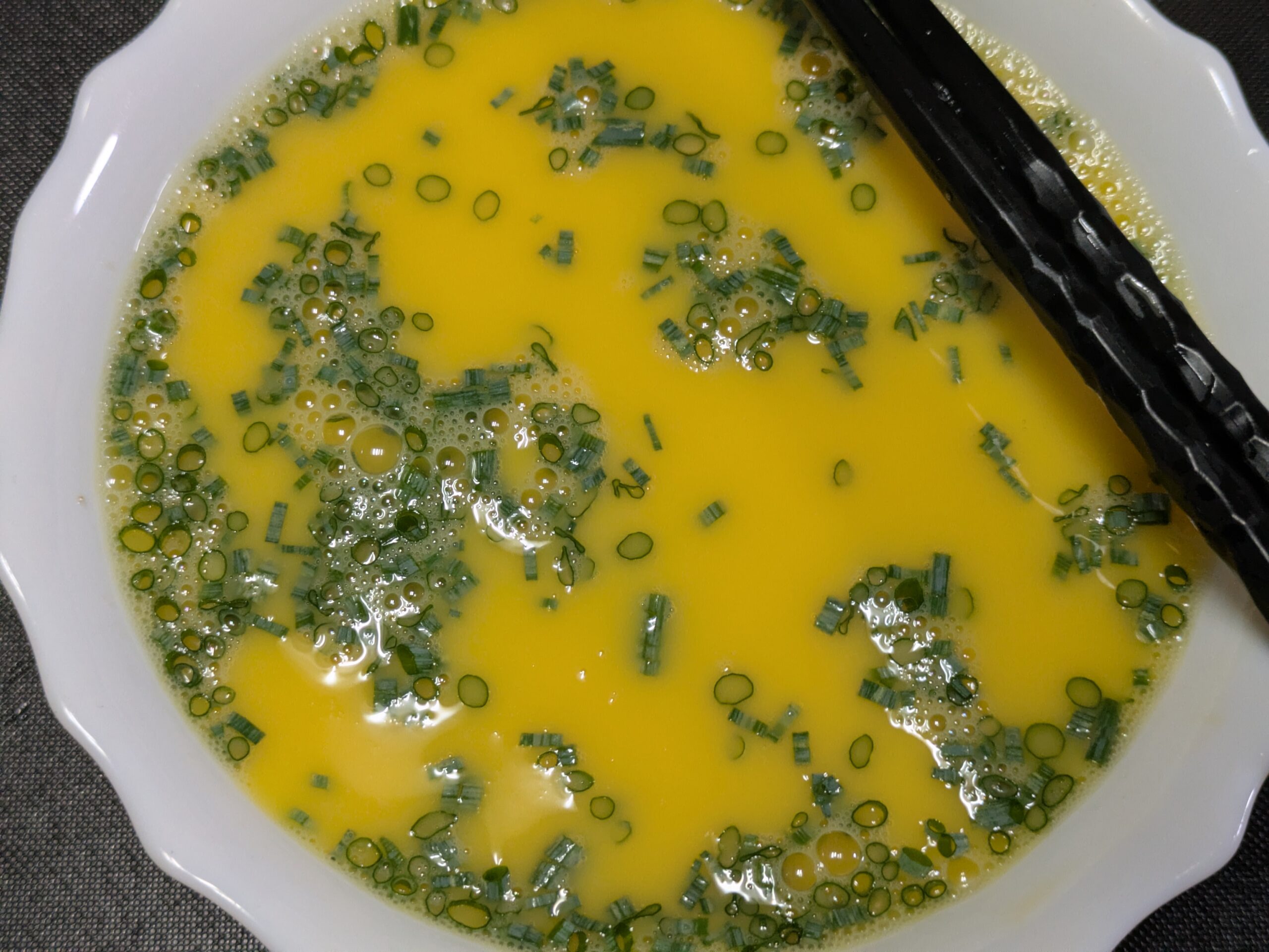 卵にしらすと細ネギとだしを加えた卵液