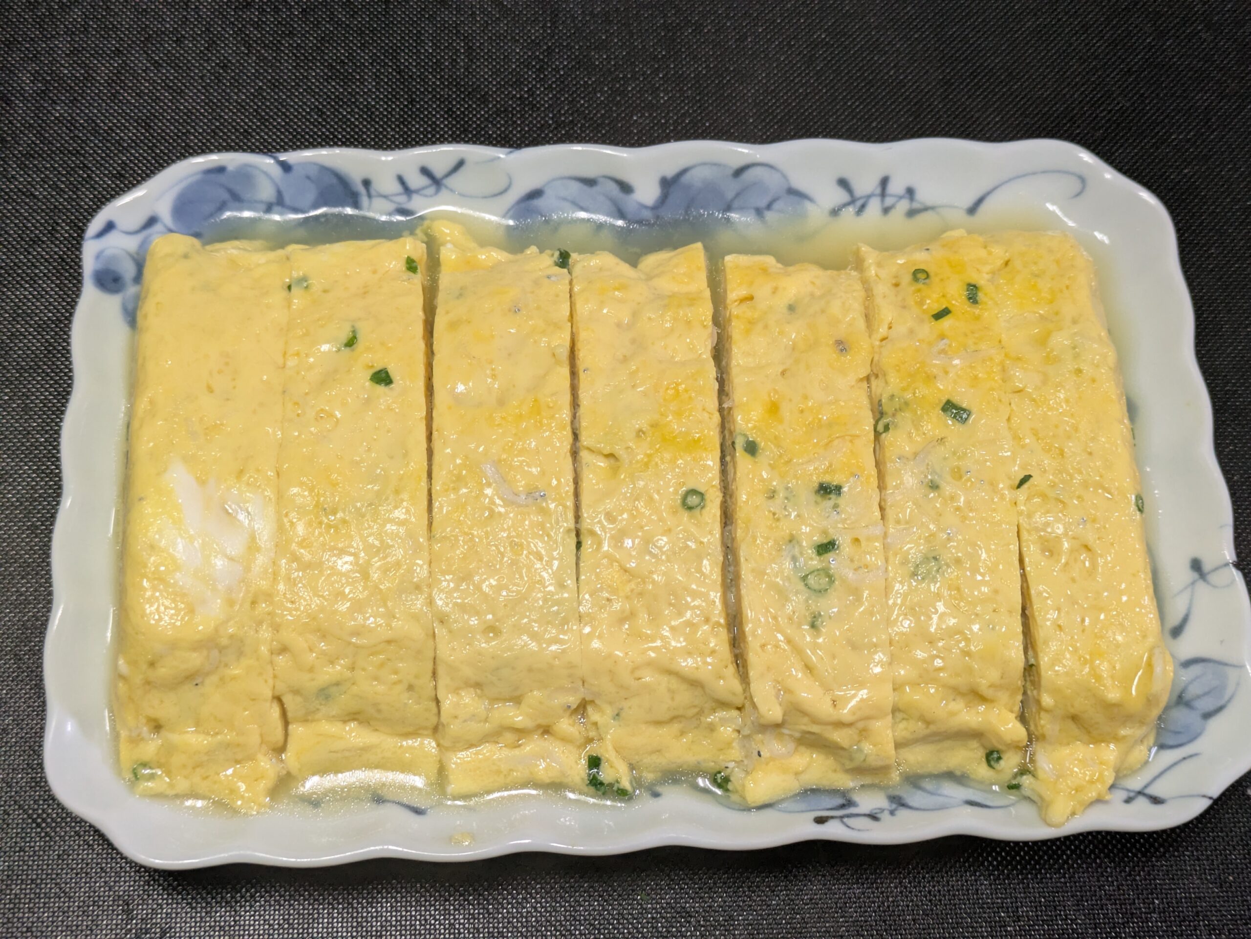 食べやすい大きさに切ったしらす入りだし巻き卵