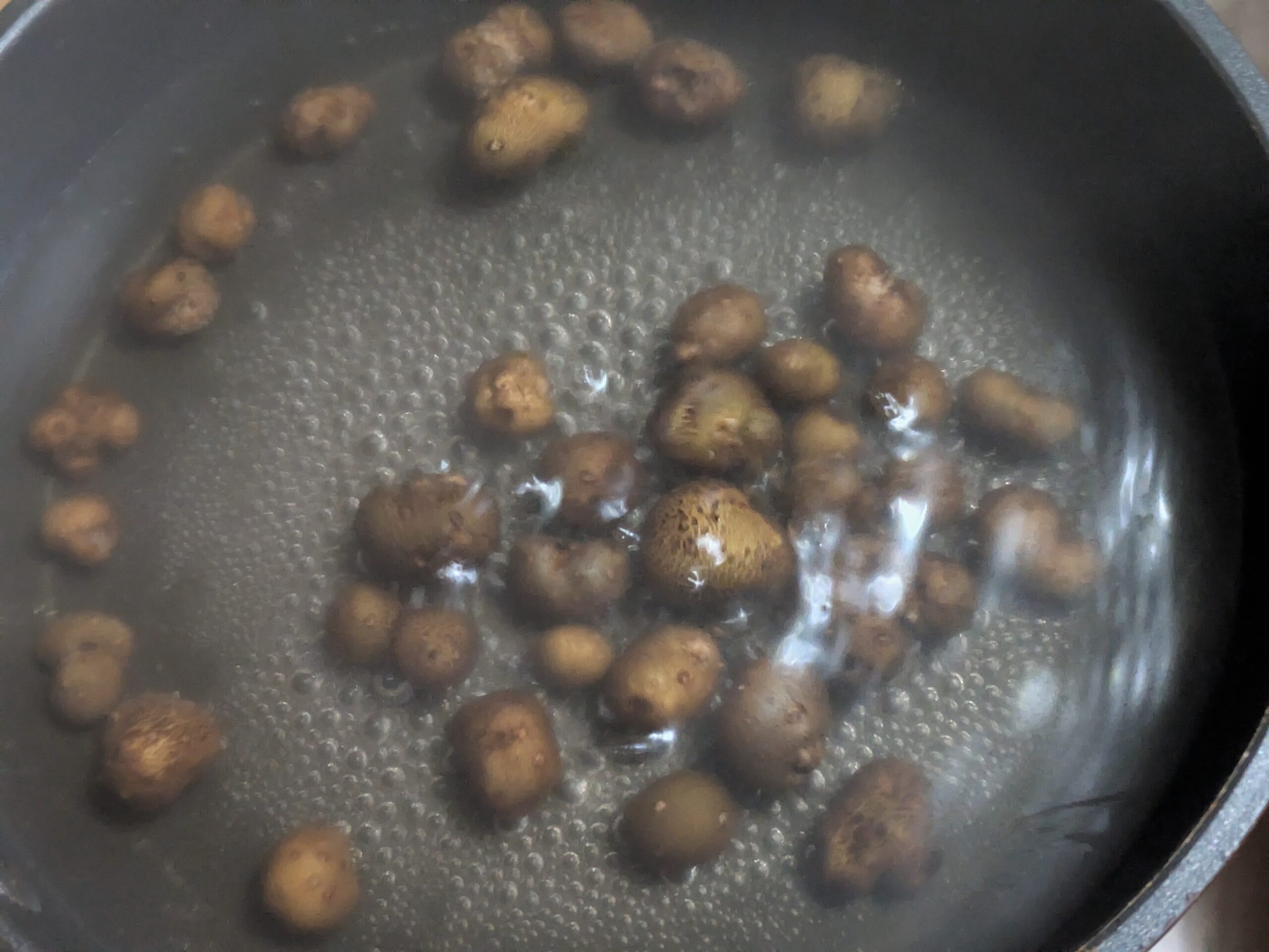 フライパンでむかごを下茹でしている様子