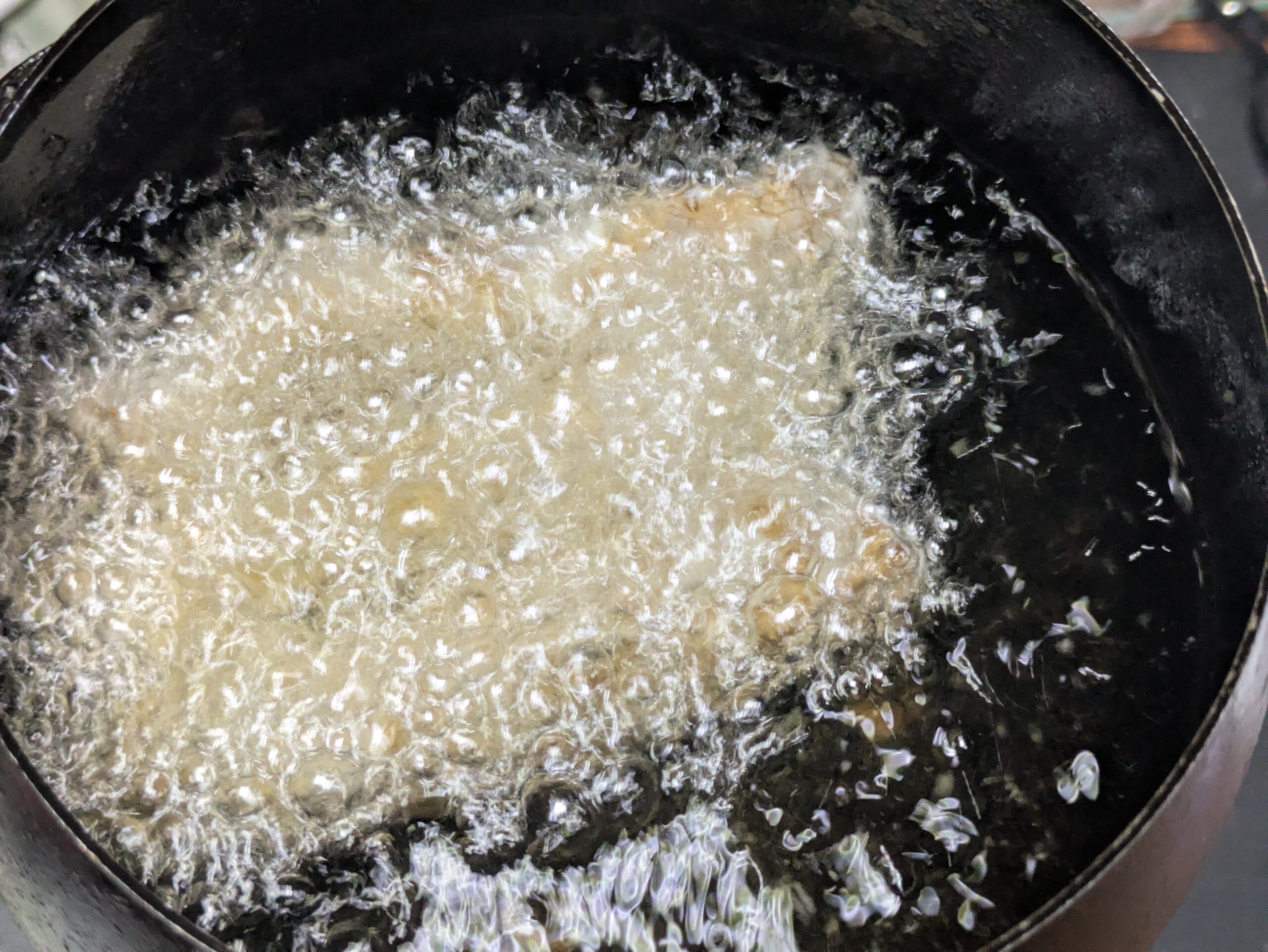 片栗粉をまぶした自然薯を油で揚げている様子