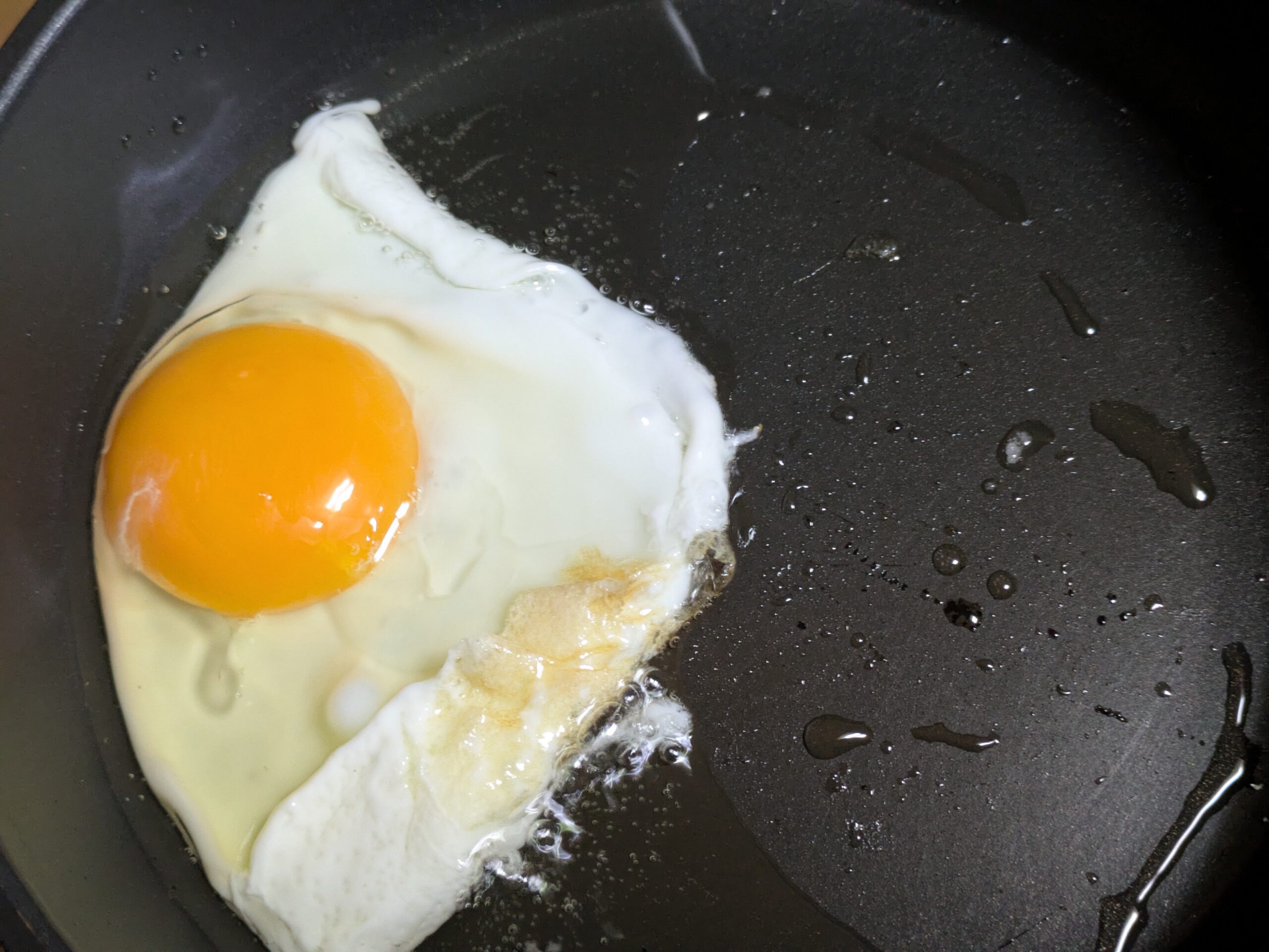 フライパンで卵を揚げ焼きにしている様子