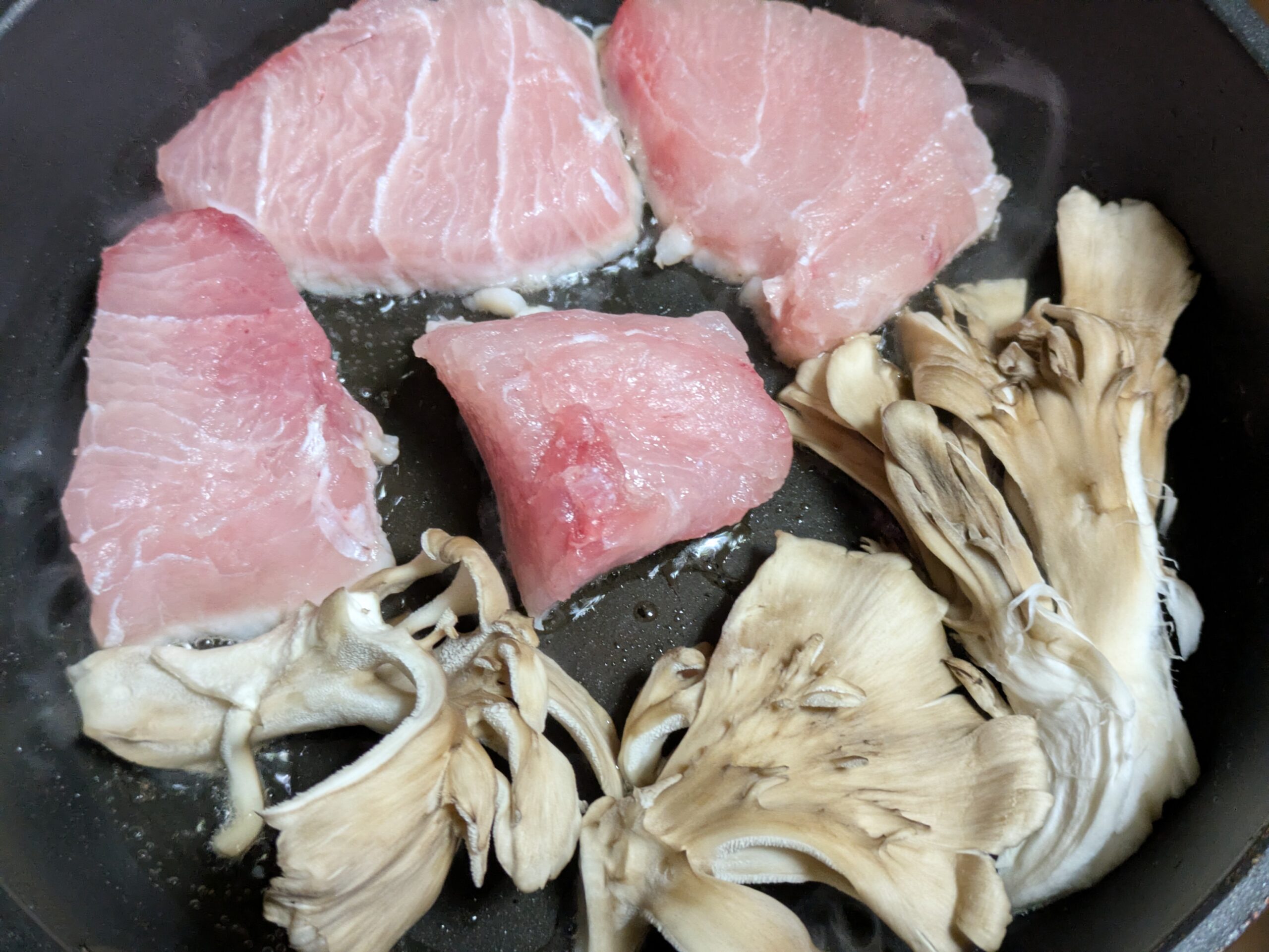 フライパンでカジキと付け合わせのマイタケを焼いている様子