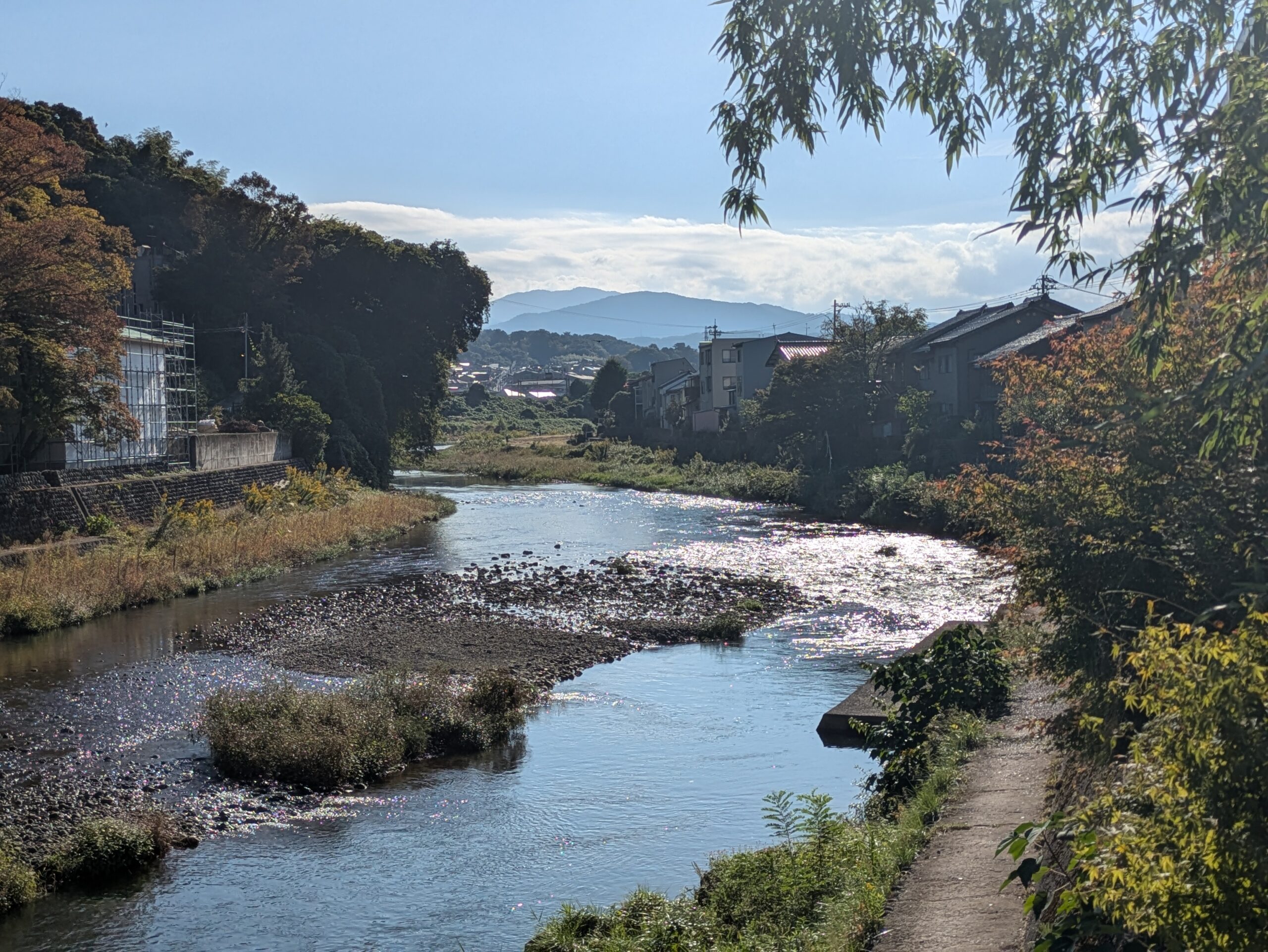 常盤橋から眺めた浅野川上流の景色と遠くの山並み