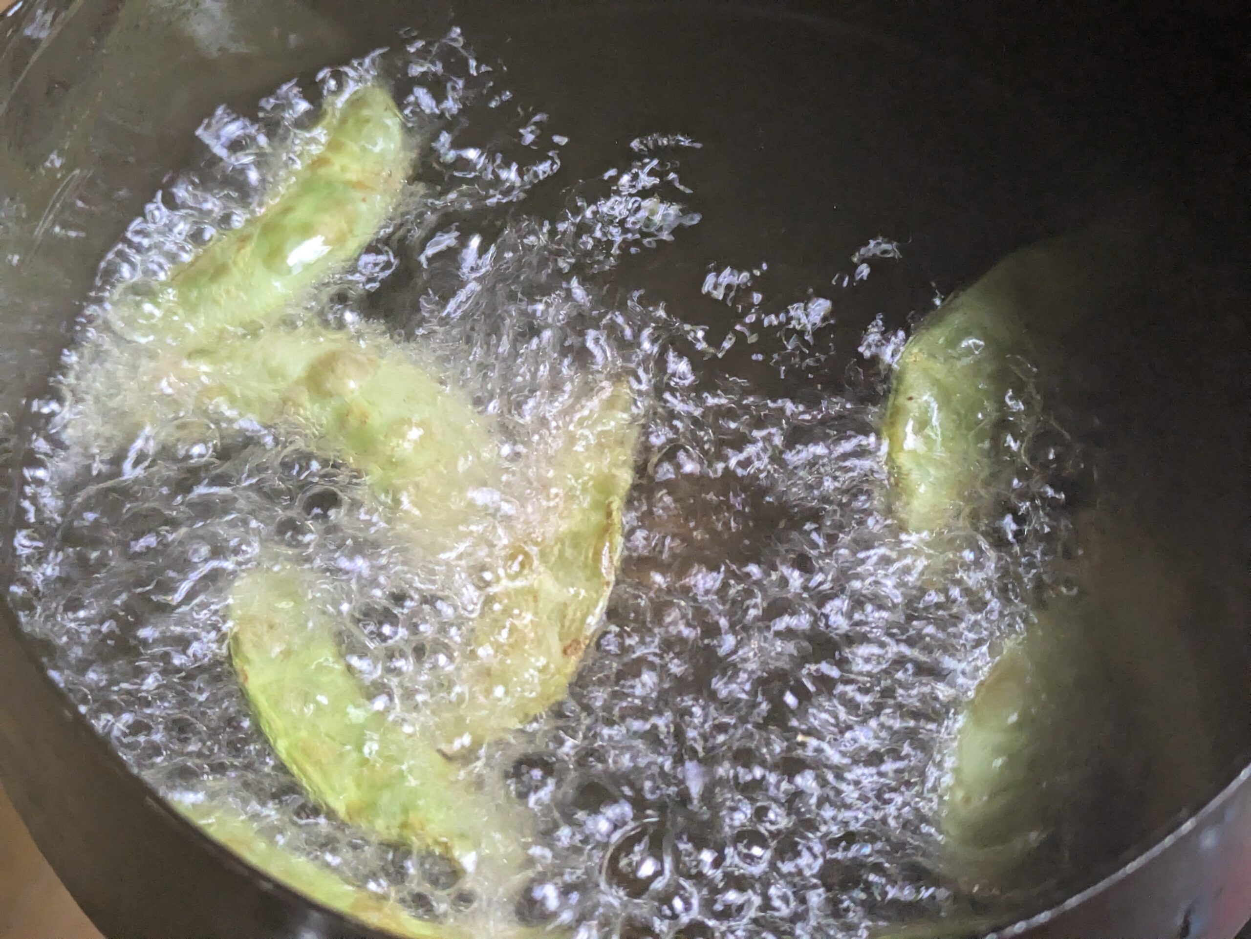170℃ほどのこめ油で加賀ツルマメを素揚げしている様子