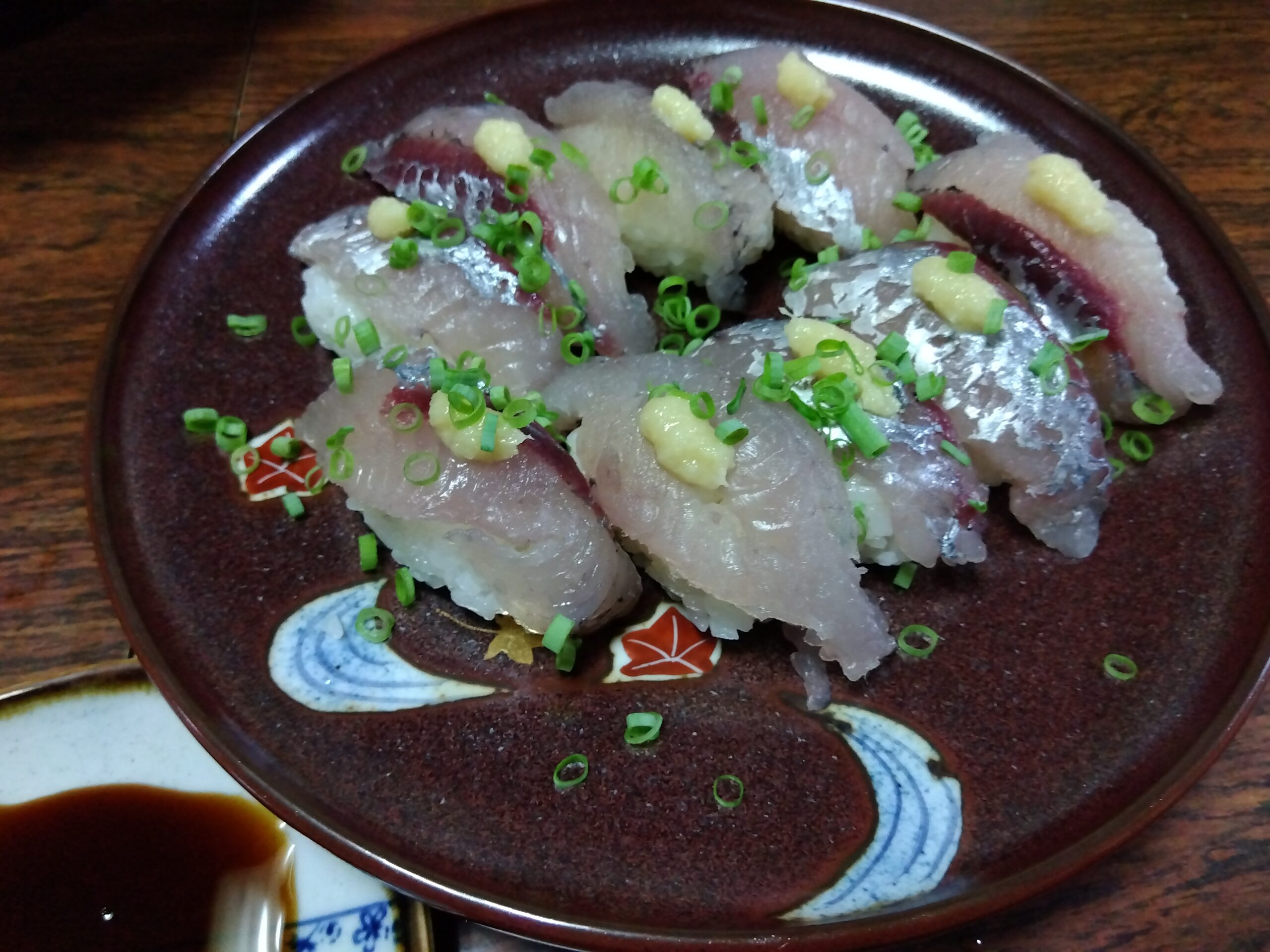 生姜とネギを添えたトビウオの握り寿司