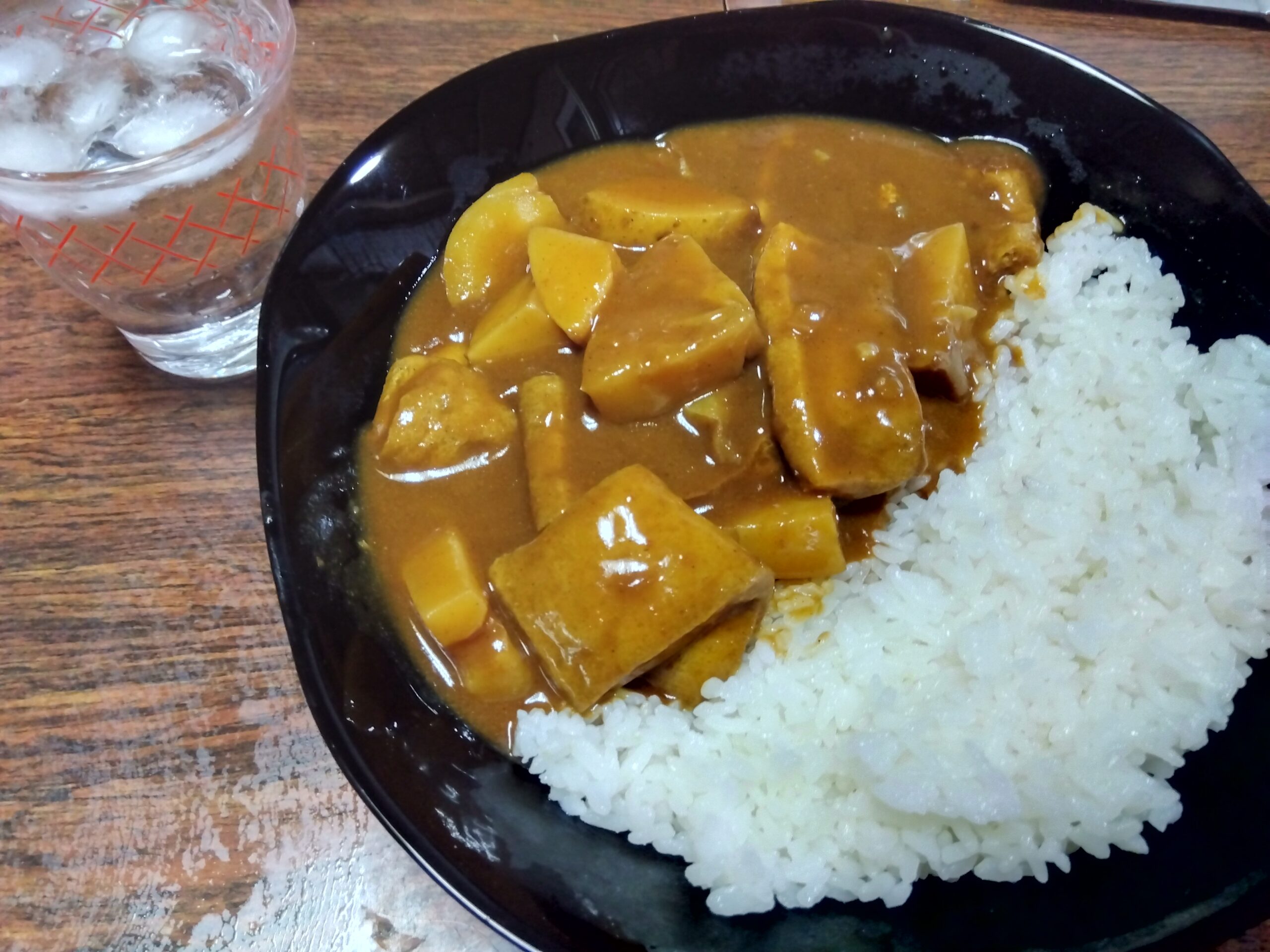 肉の代わりに薄揚げを使ったジャガイモたっぷりのカレー