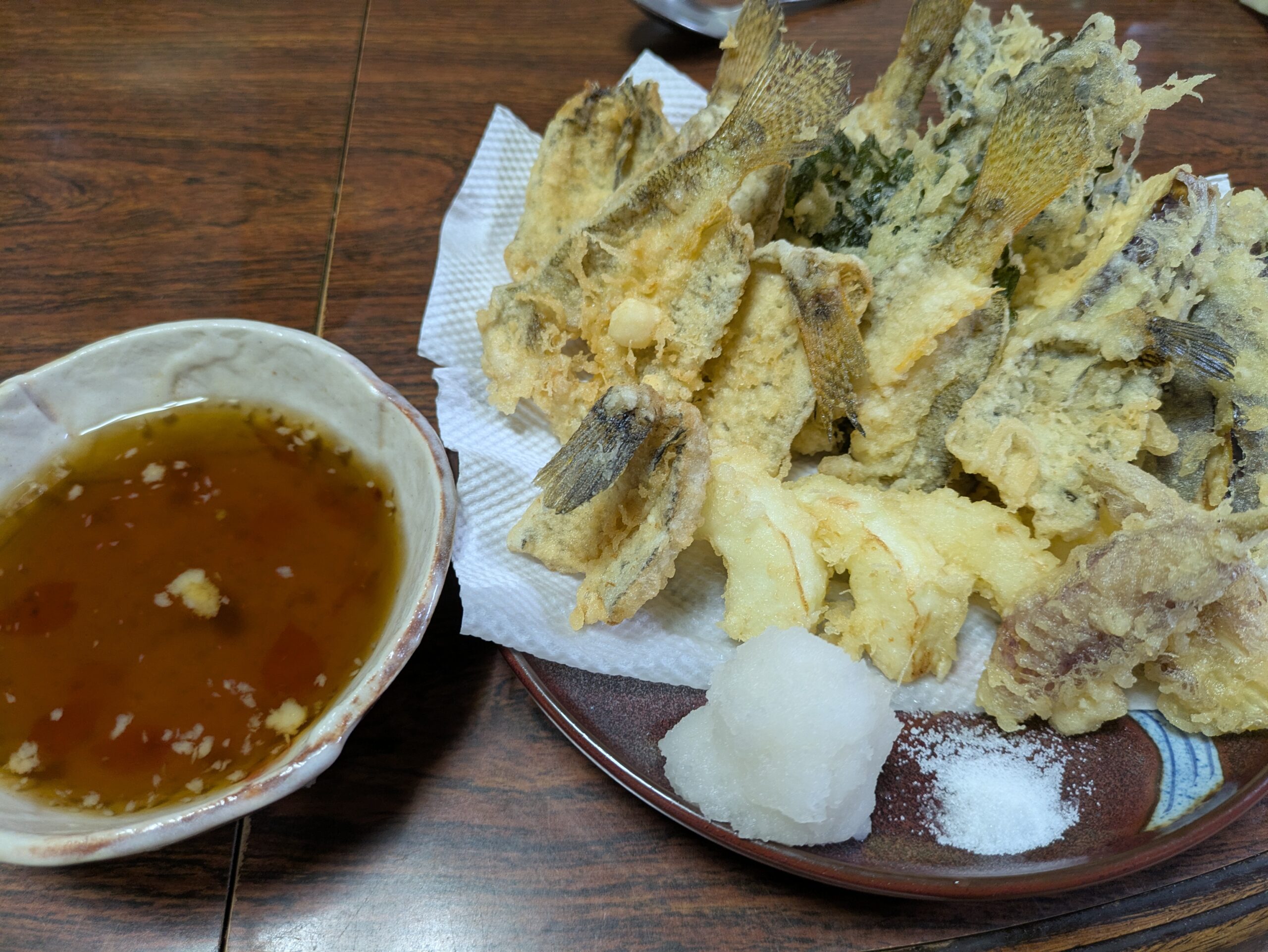 釣ってきたハゼと夏野菜の天ぷらを天つゆと大根おろしで盛り付けた様子