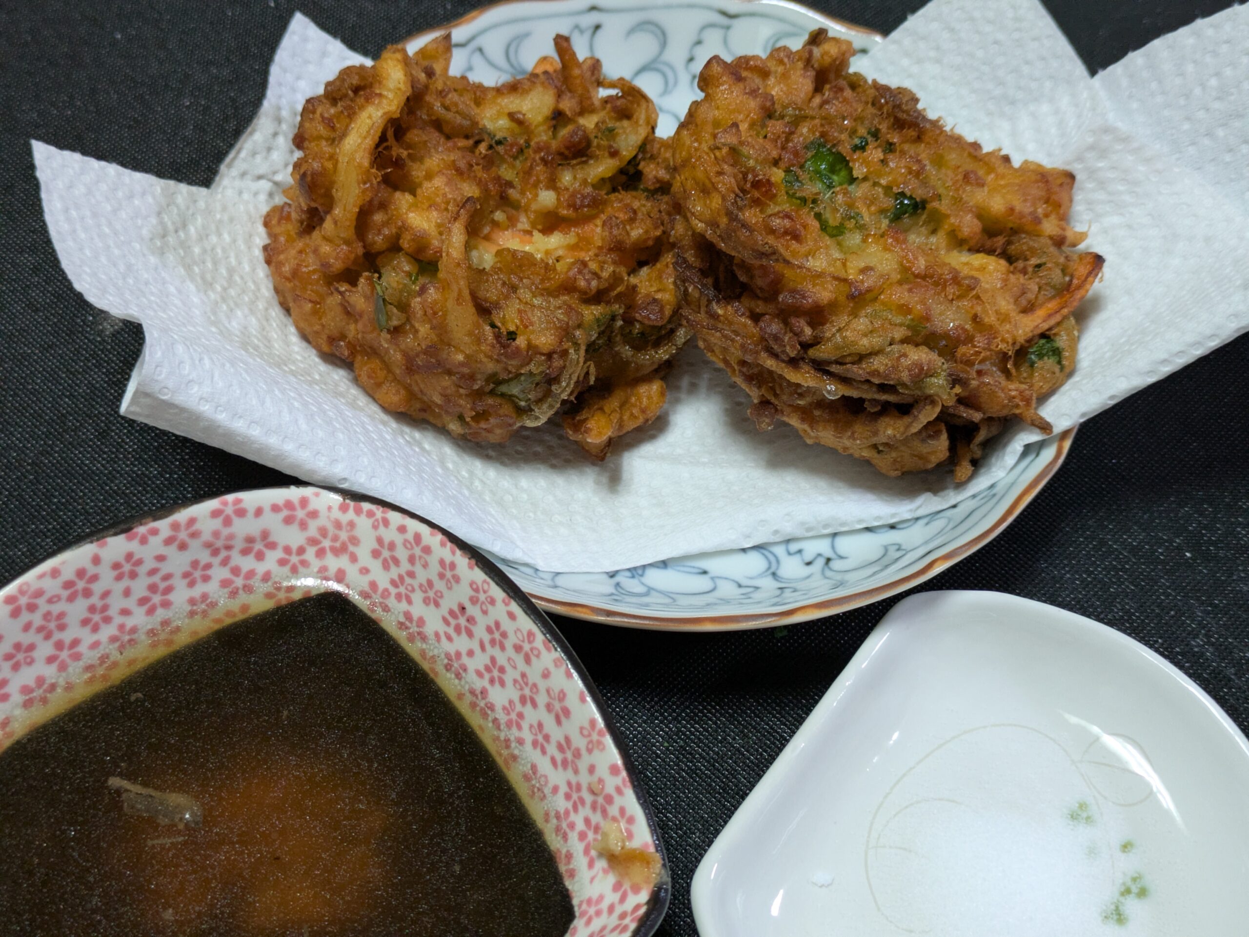 ひきわり納豆と人参、玉ねぎ、三つ葉で作った手作り納豆かき揚げ