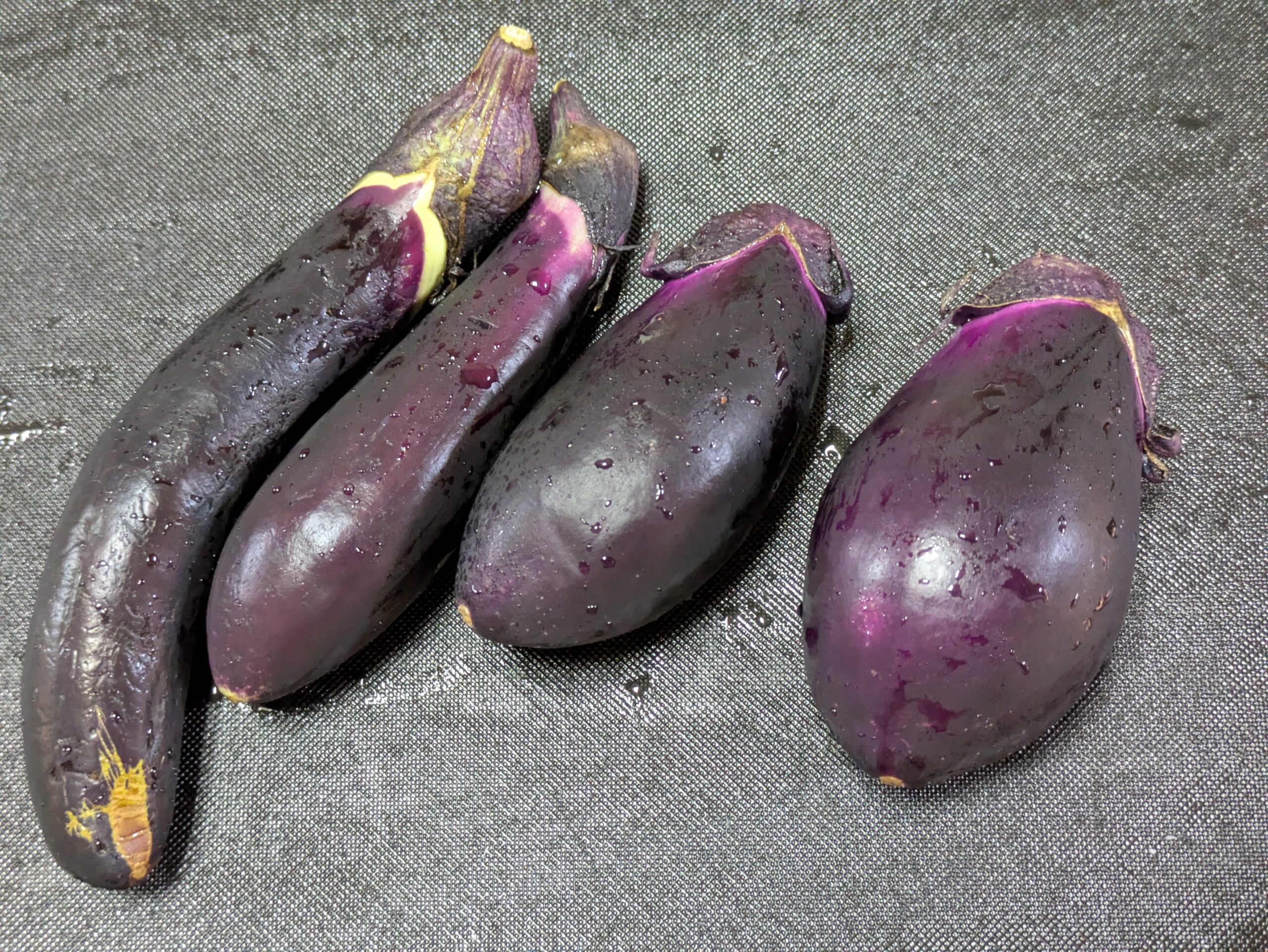 握り寿司用のナス漬けに使うヘタ紫ナスと職場でもらったナス
