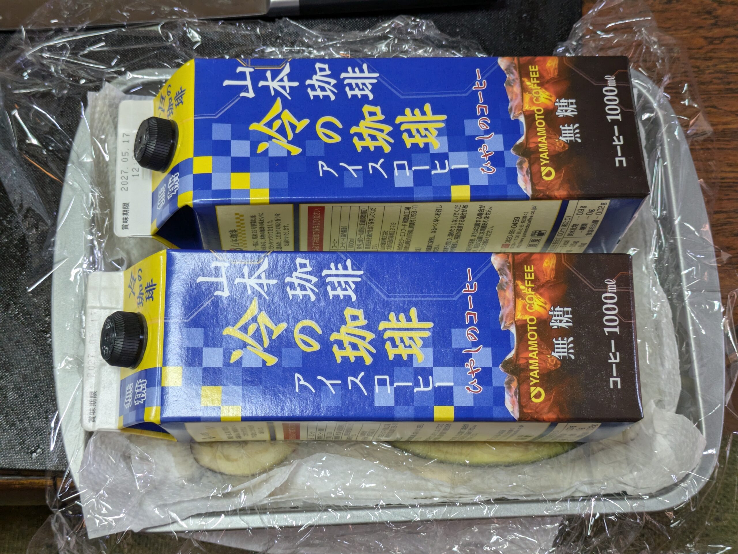 塩をまぶしたナスに紙パックを重しとしてのせているところ
