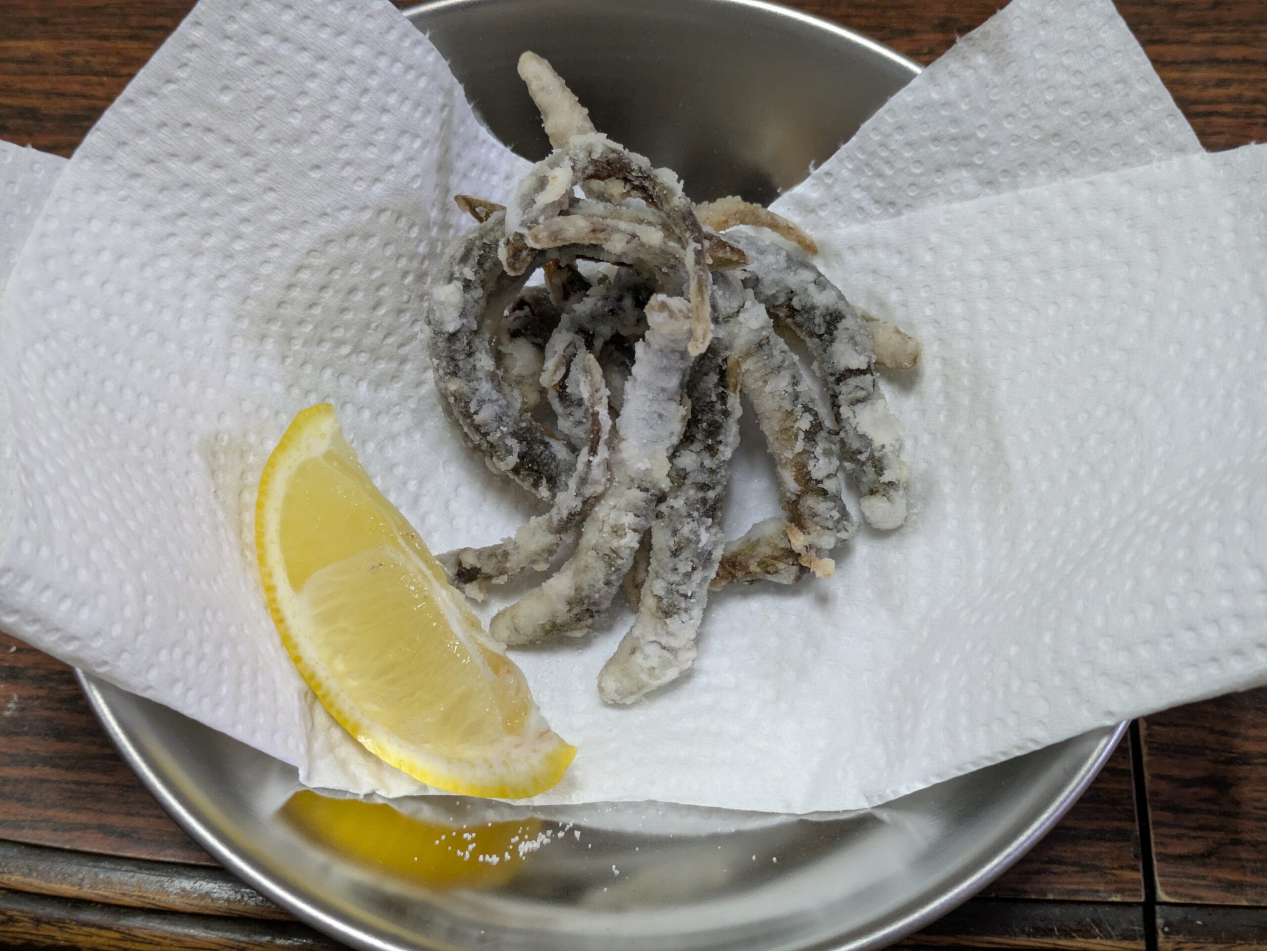 頭と内臓を取らず丸ごと二度揚げしたドジョウの唐揚げ