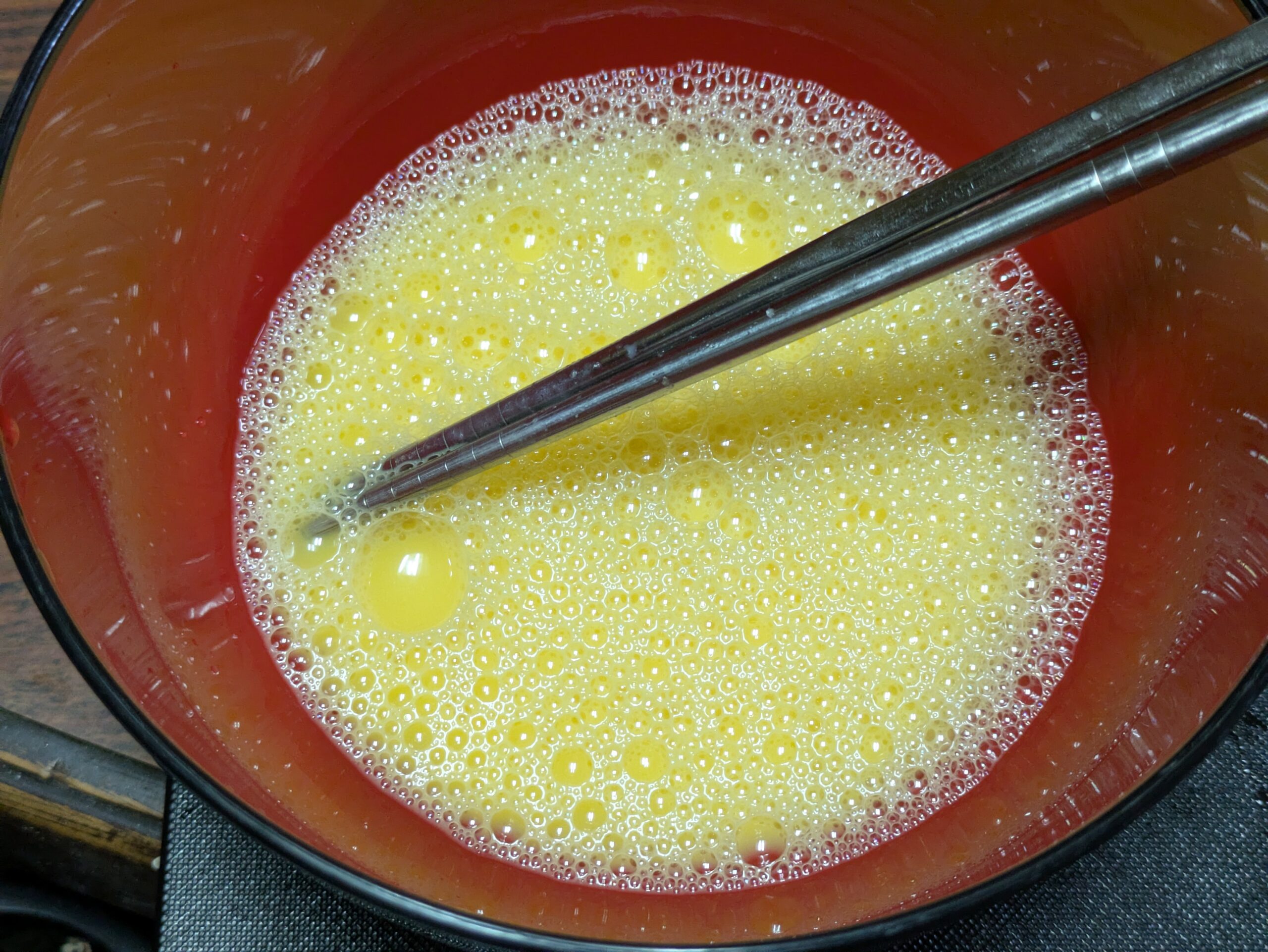 天ぷら衣に使う卵と水を混ぜているところ