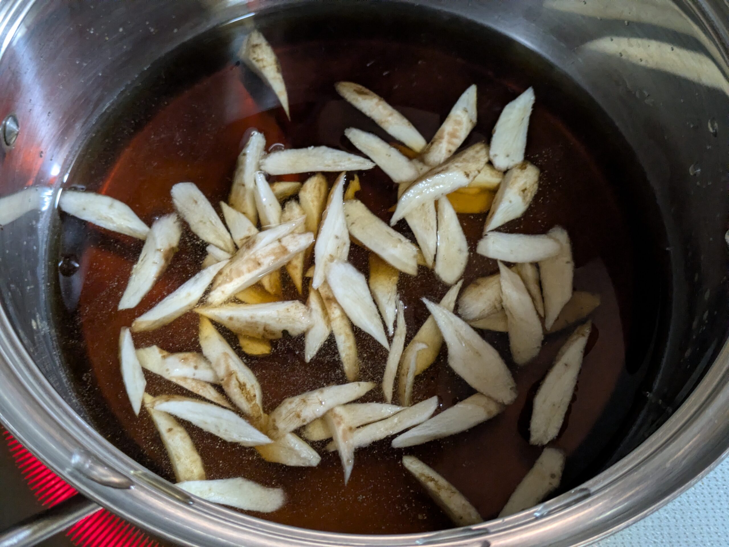 和風の煮汁でごぼうを煮ているところ
