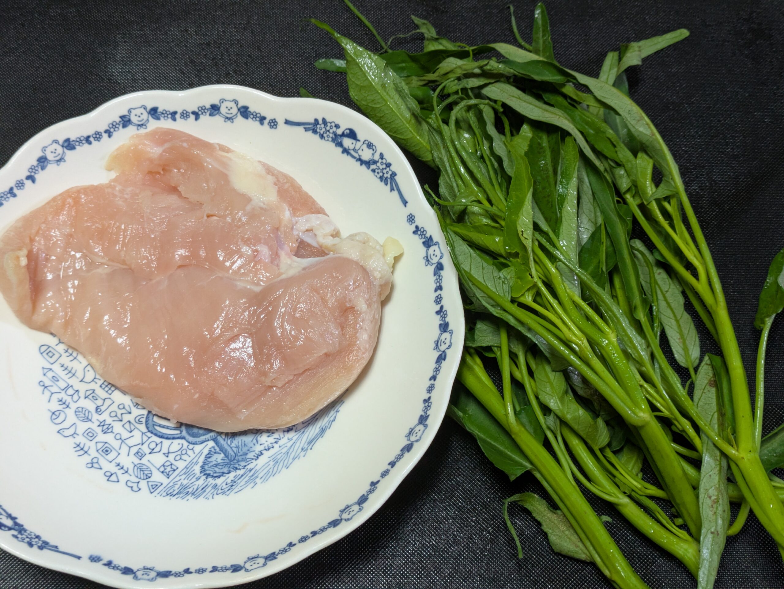 生姜バタポン炒めに使う鶏むね肉とエンサイ
