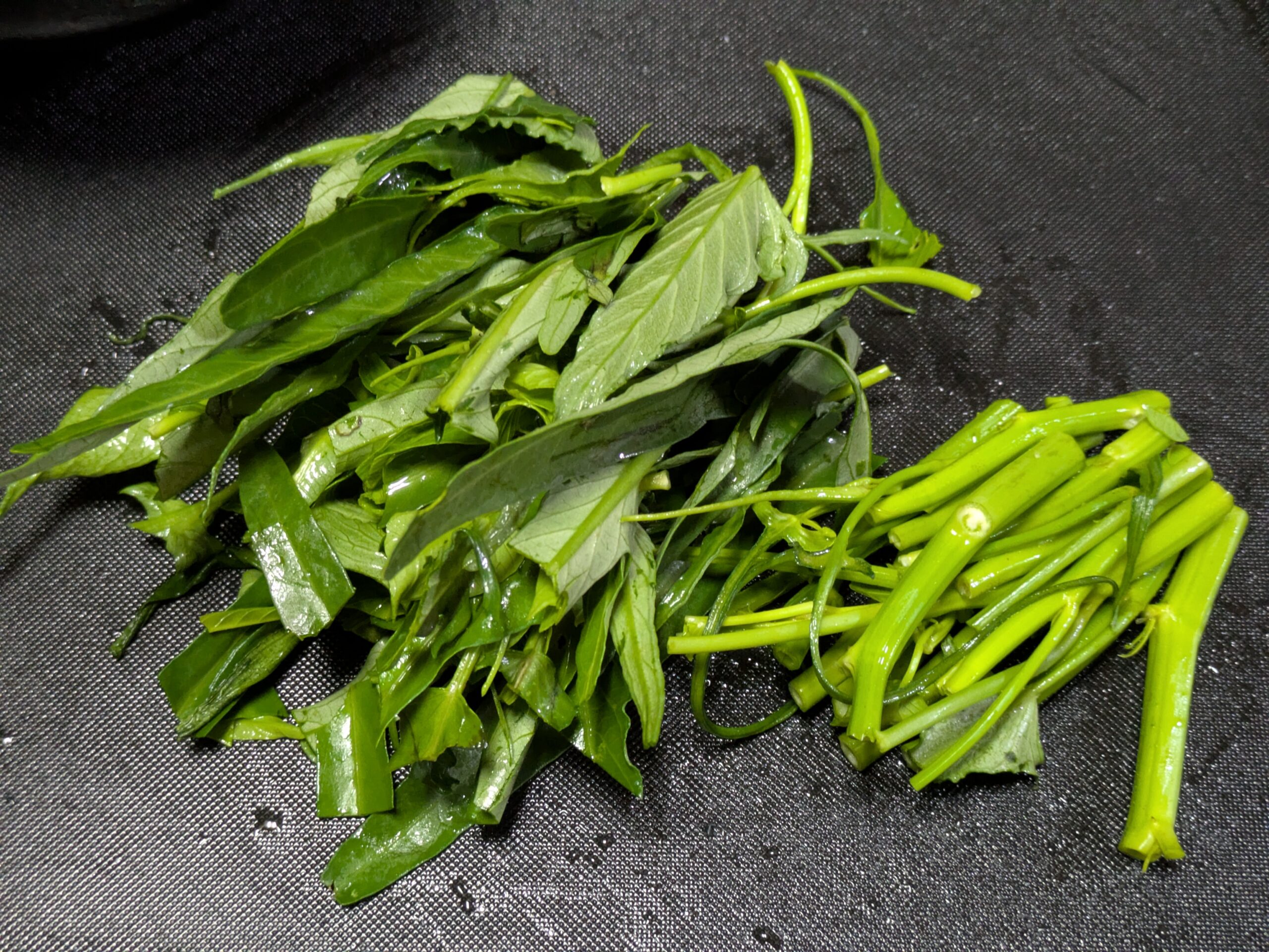 4～5cmに切って茎と葉に分けたエンサイ