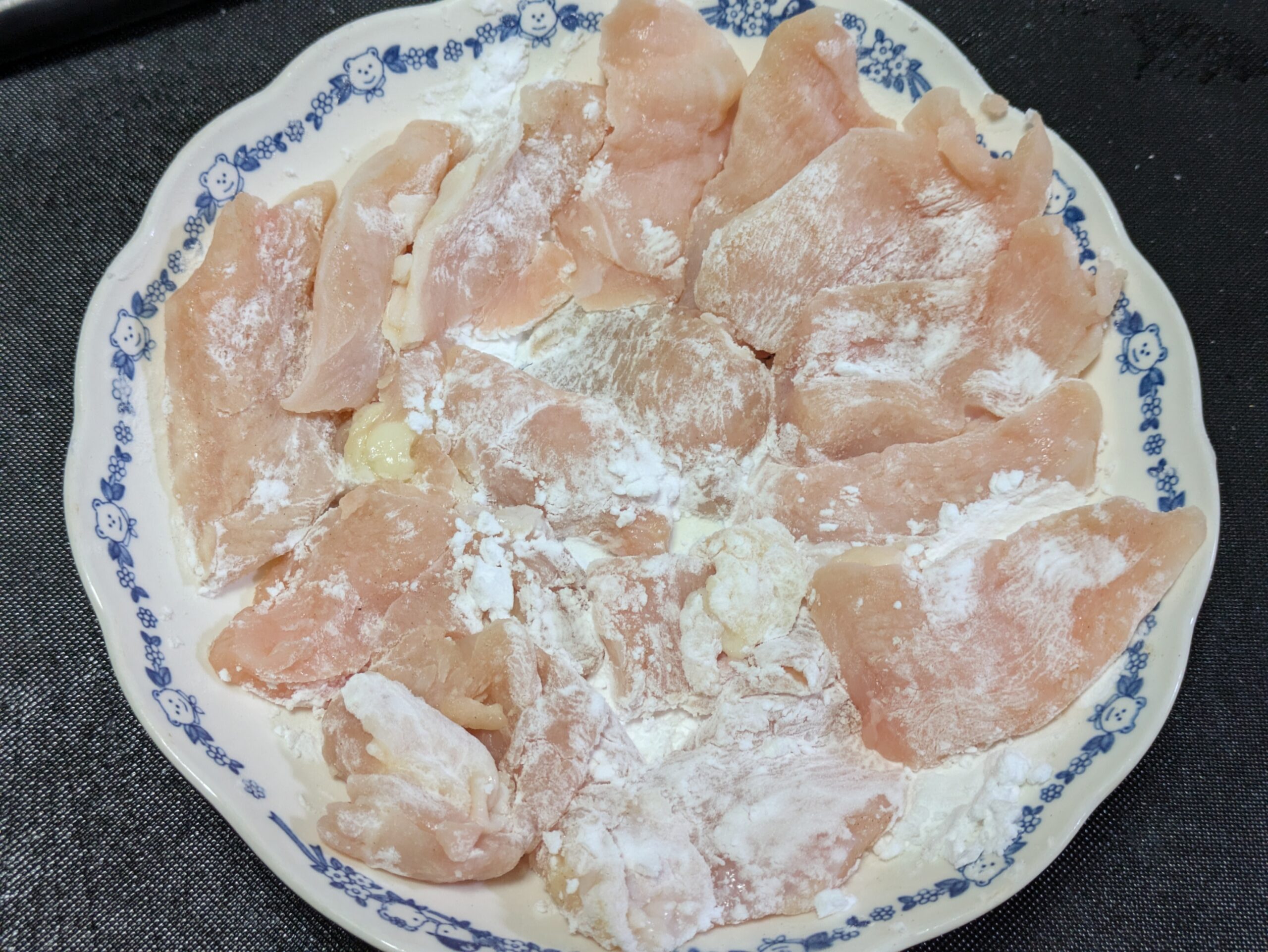 一口大に切って片栗粉をまぶした鶏むね肉