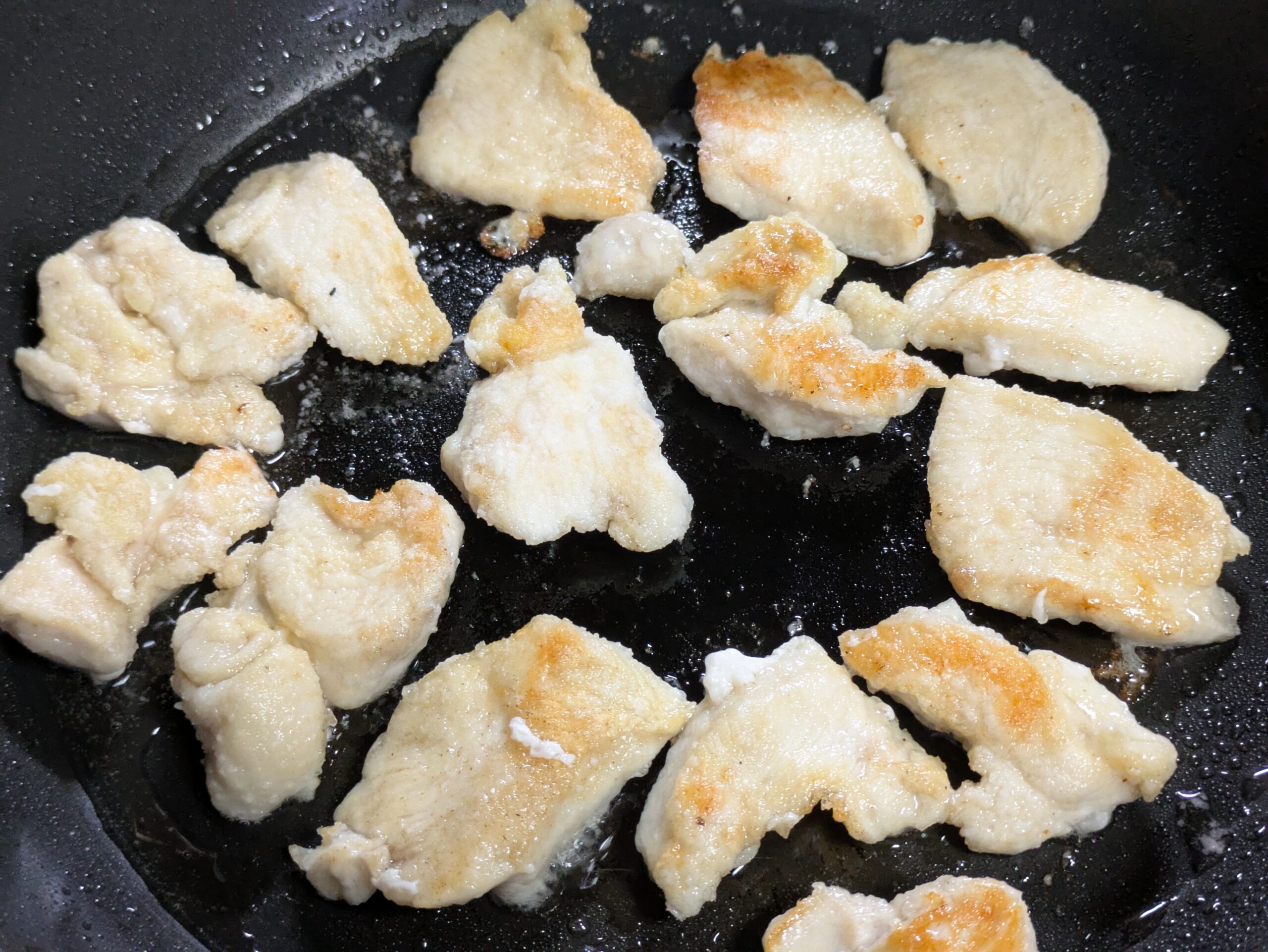 フライパンで両面に焼き色を付けた鶏むね肉