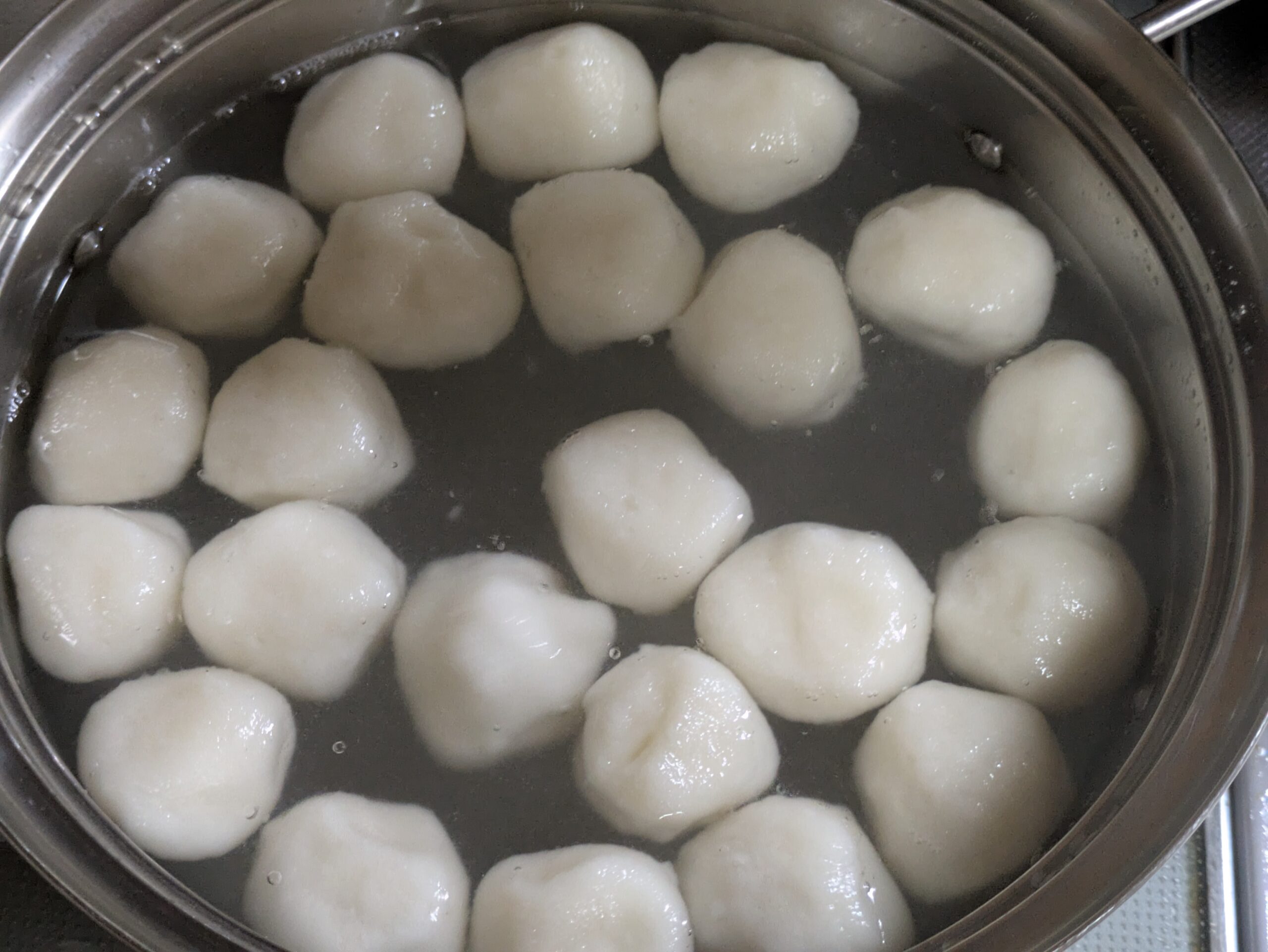 沸騰したお湯で団子を茹でているところ