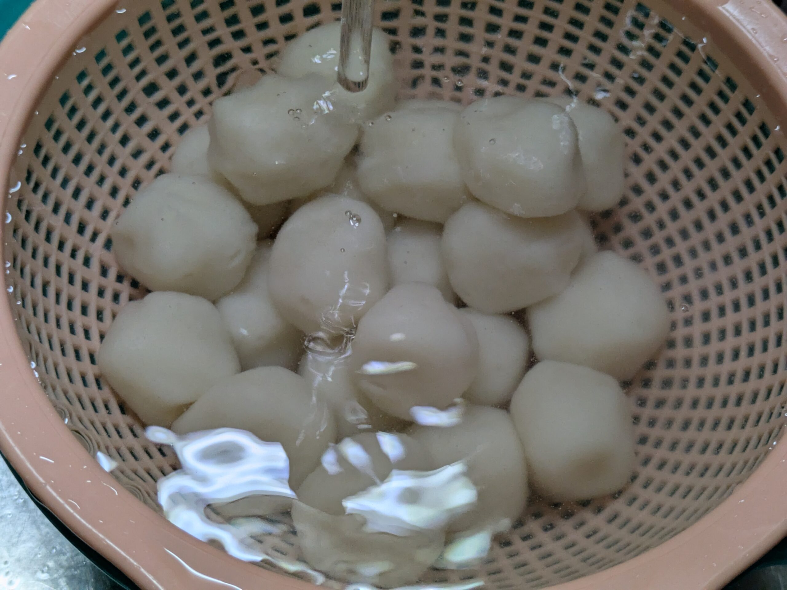 茹で上がった団子を冷水で冷やしているところ