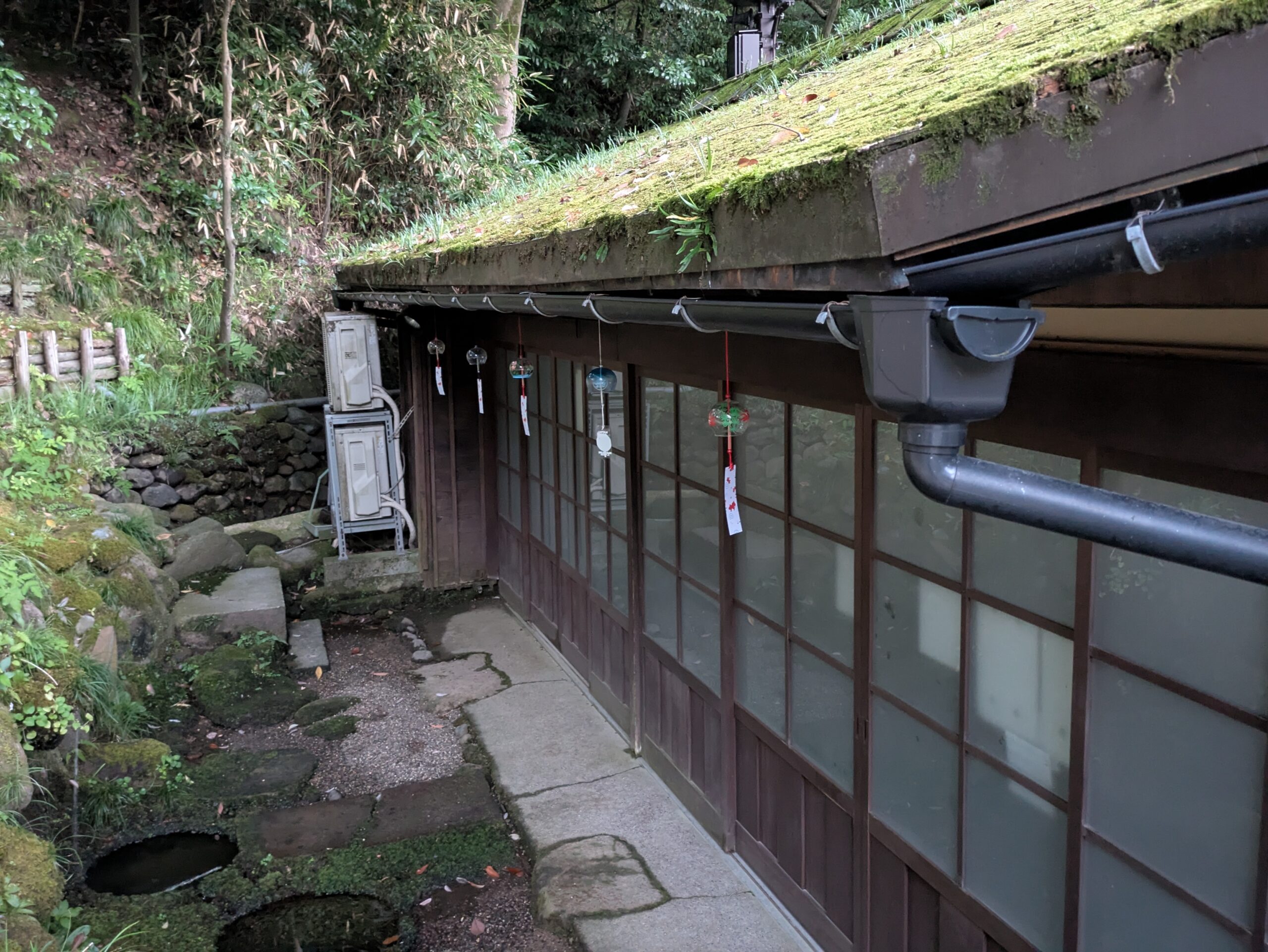 兼六園の建物の軒下に並べられた夏の風鈴