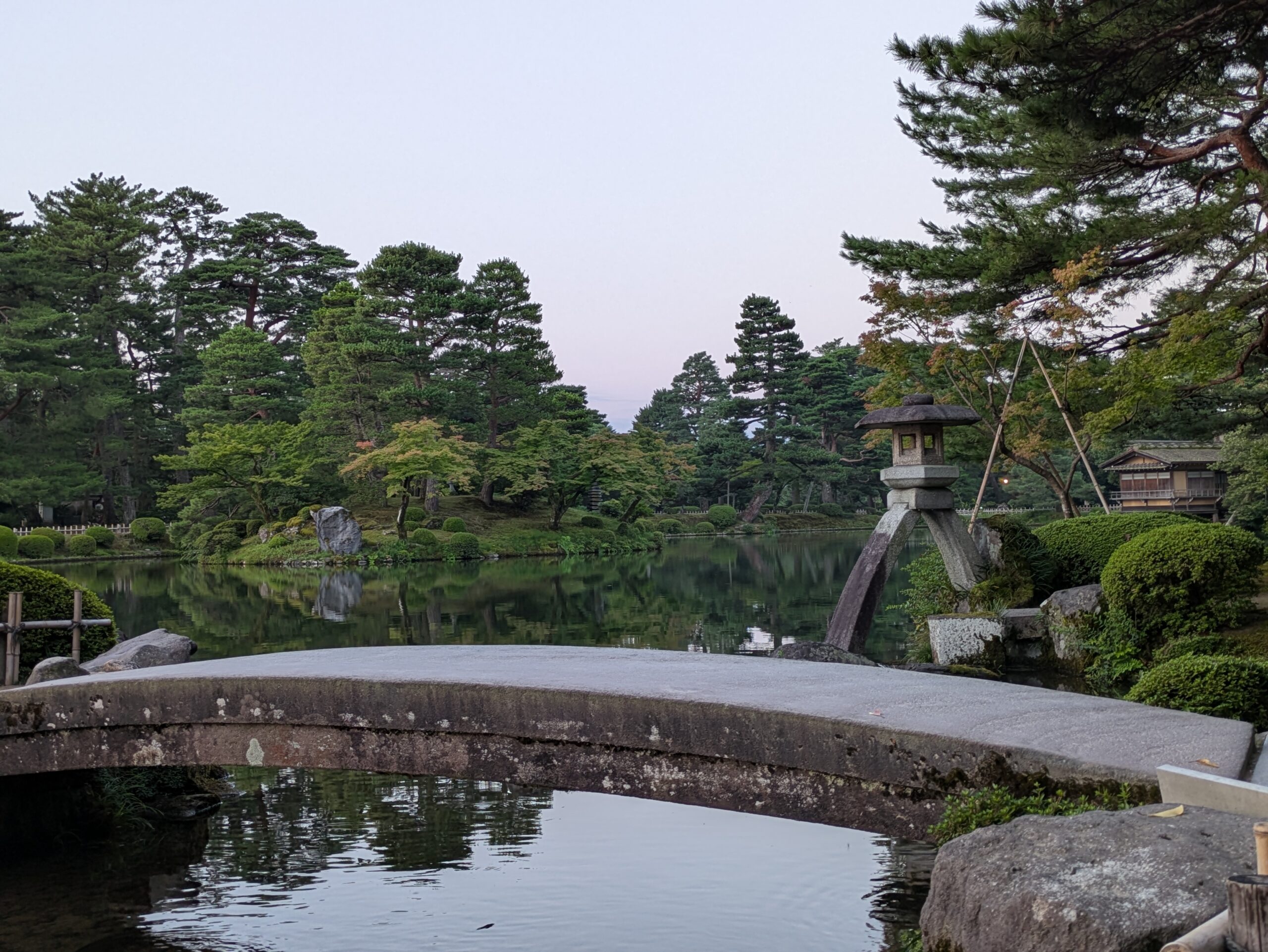 早朝の霞ヶ池に立つ兼六園の徽軫灯籠