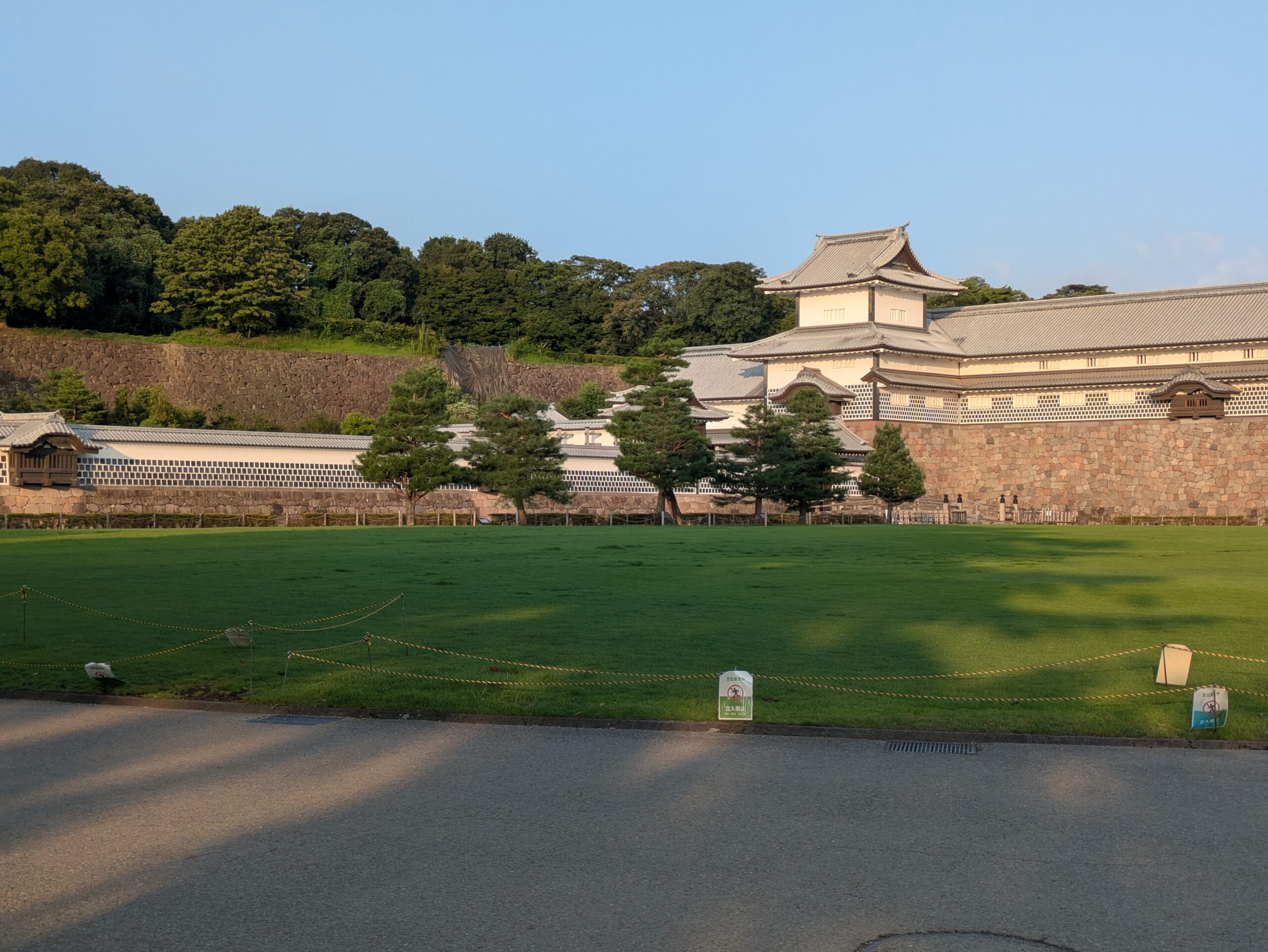 人の少ない朝の三の丸広場と五十間長屋