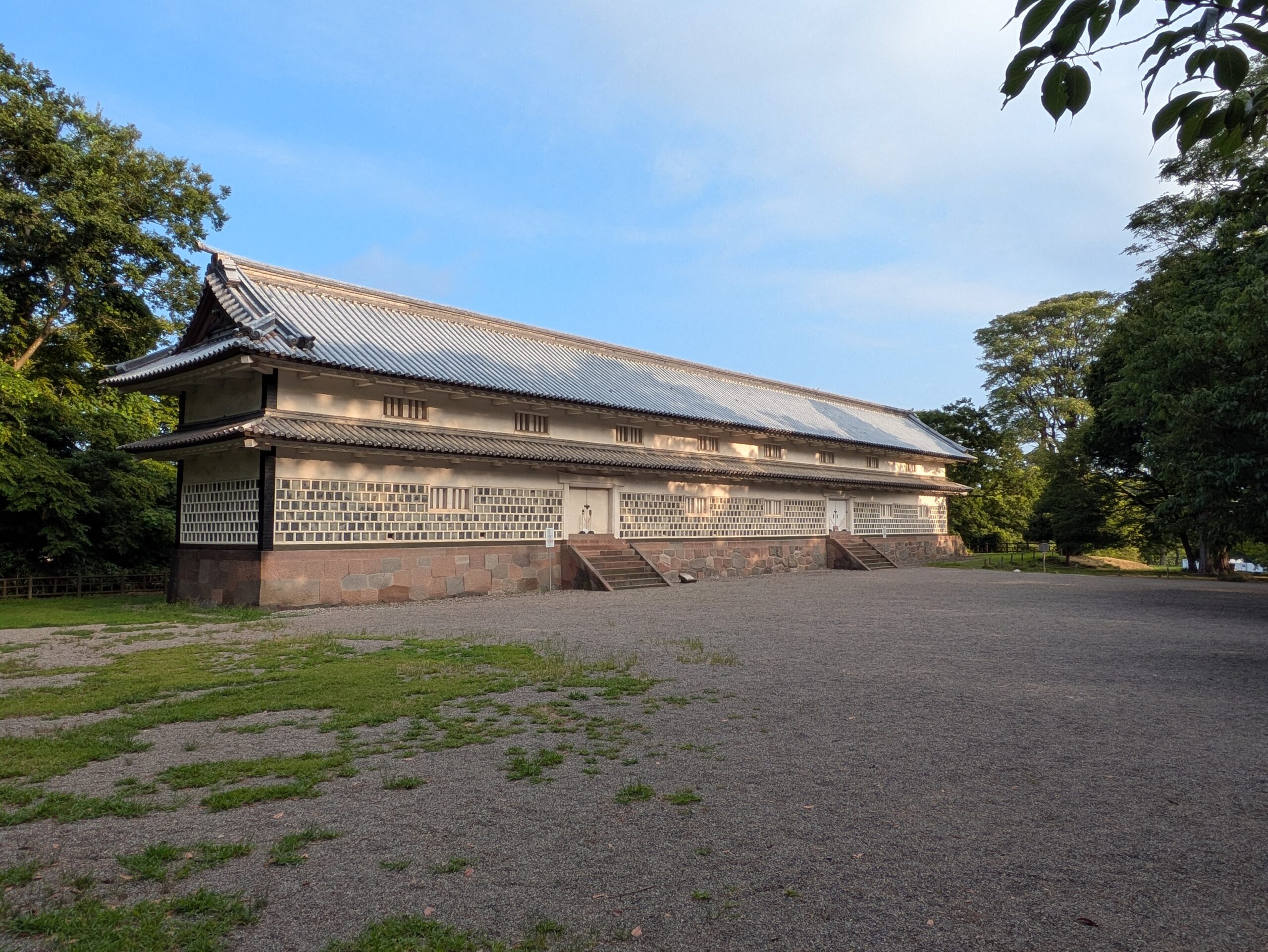 朝の金沢城公園に建つ三十間長屋