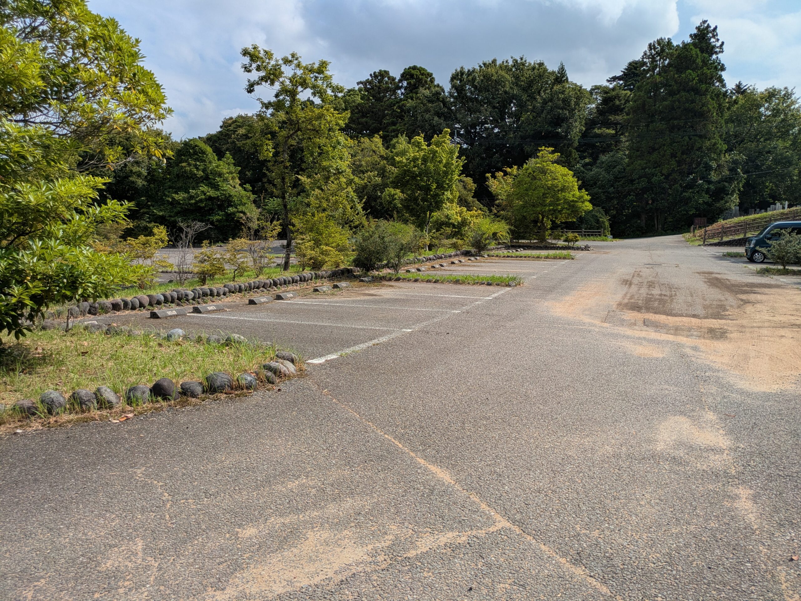 8月朝の大乗寺丘陵公園の駐車場