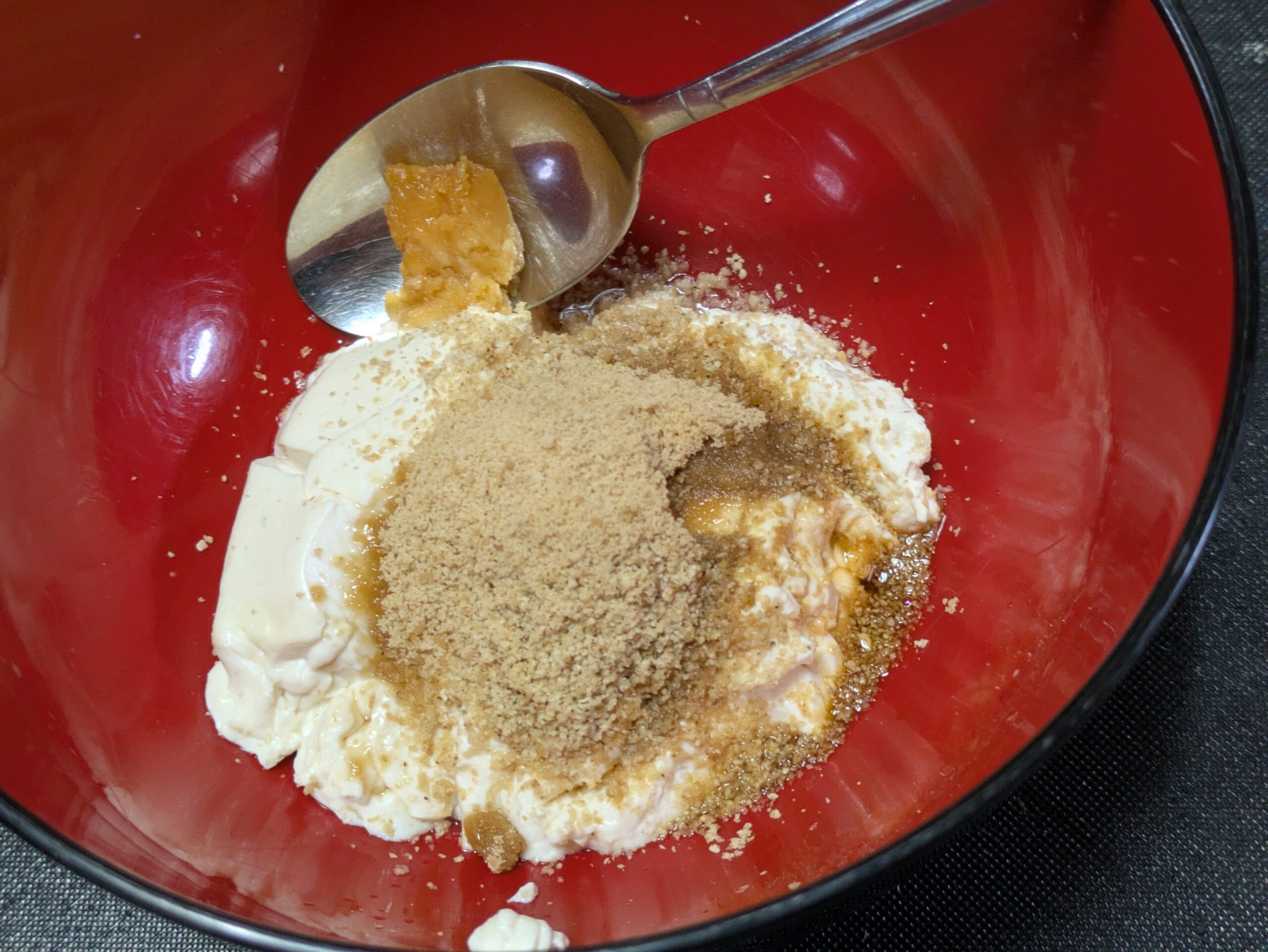 絹豆腐にすりごま味噌砂糖醤油を加えた様子